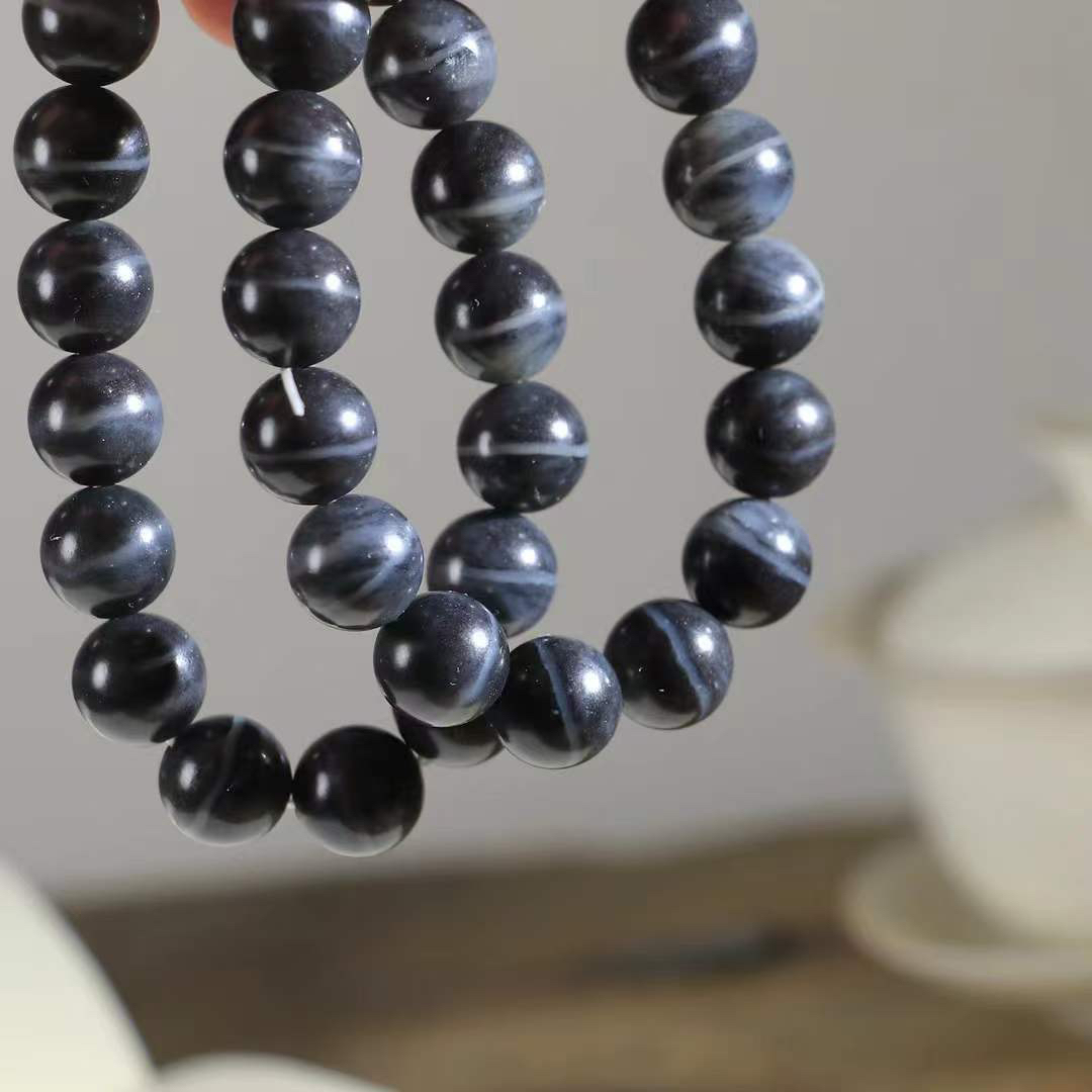 一条【珠圆玉润手串】

新疆和田青花籽料珠圆玉润手串 玉质细腻油润 饱满光滑 质朴无华，悠远简单，人心境界远，百世修炼深，心灵常驻善意持，觉悟人生百世修。总重92克 尺寸取一12mm 92452663yy