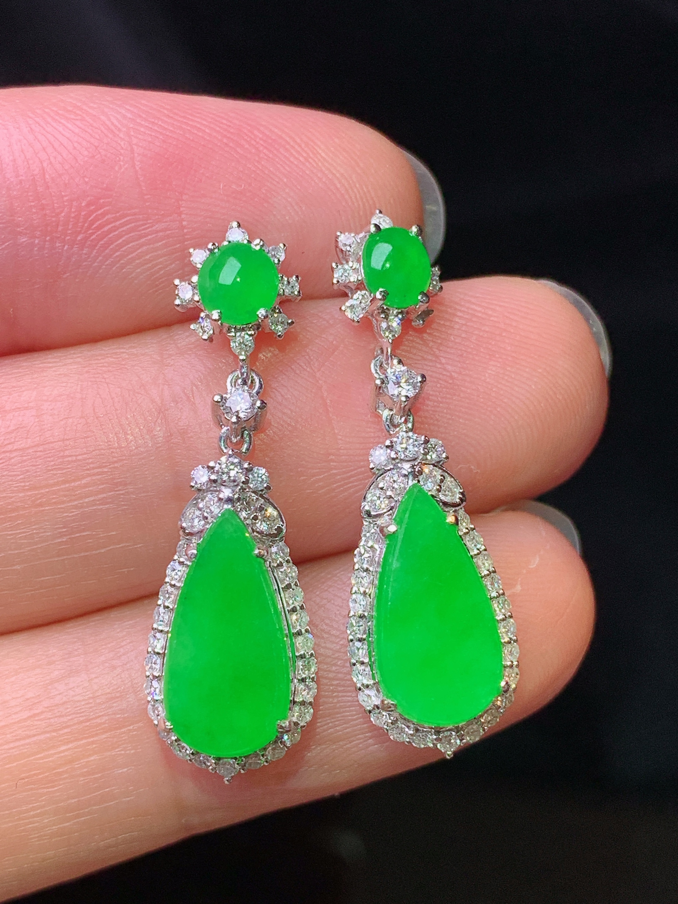 18k金钻镶嵌满绿水滴耳坠 玉质细腻 色泽艳丽清新 水润亮眼 整体尺寸28.8*8.5*5.3f1