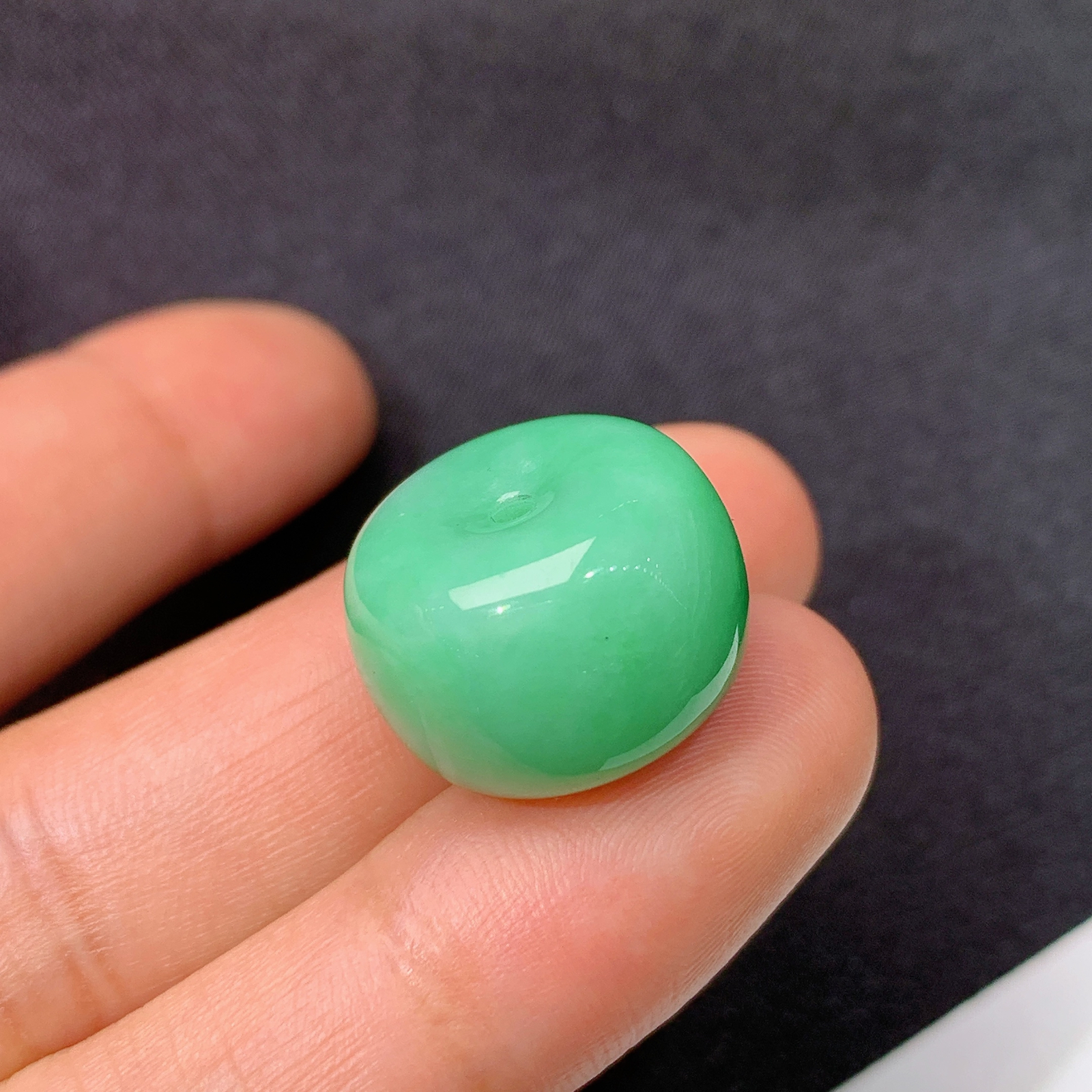 飘绿路路通，冰润色阳，玉质细腻，种水足，Nt  尺寸11.5*16.7