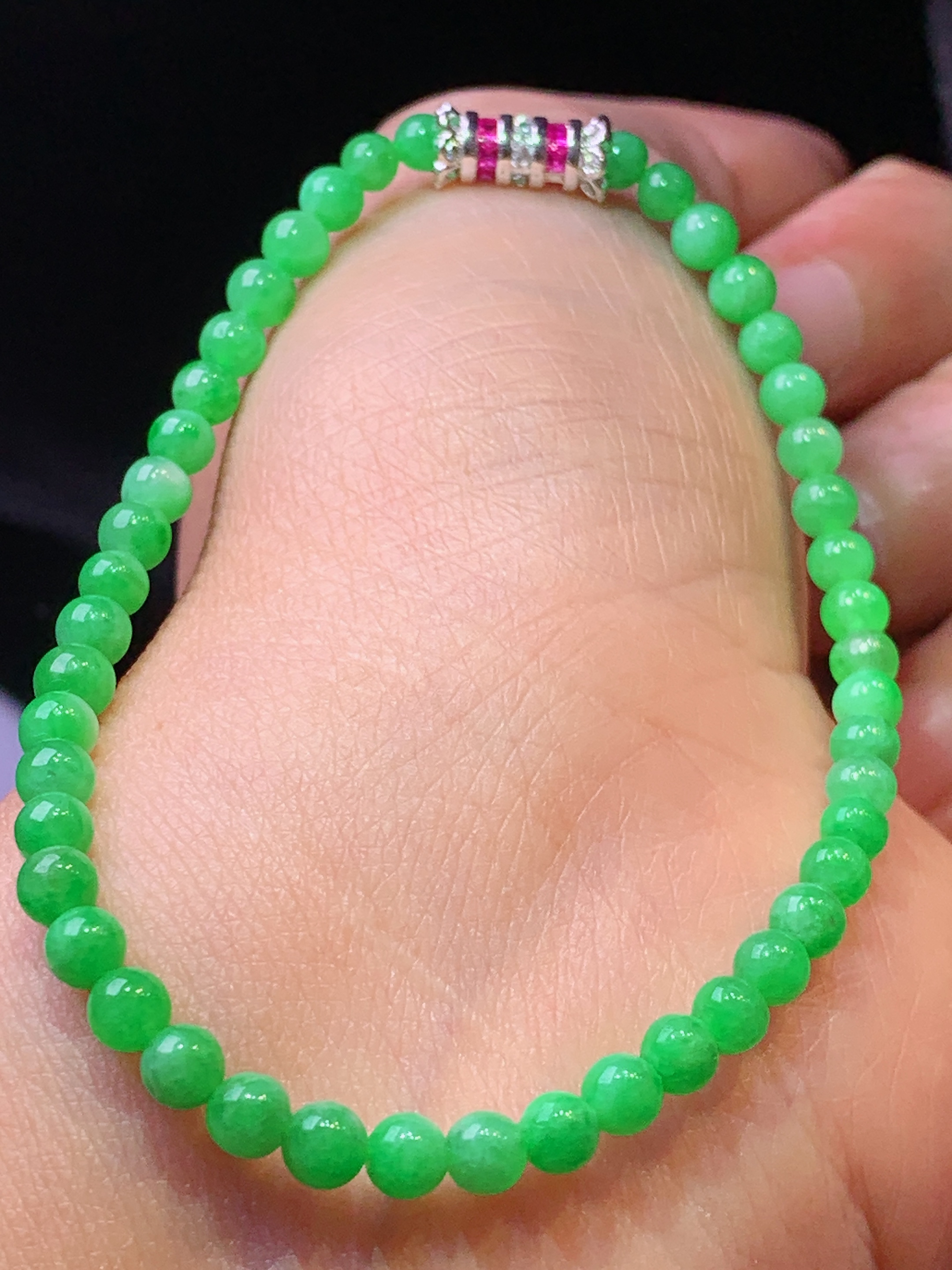 翠绿圆珠手链 玉质细腻 色泽艳丽清新 水润亮眼 整体尺寸4.2z1