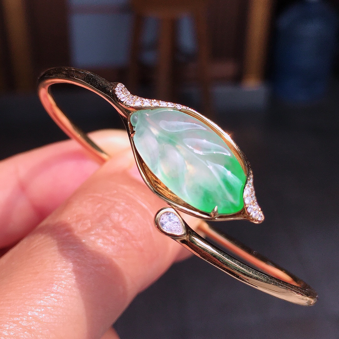 飘绿玉叶手环，色泽艳丽，玉质细腻，荧光感超
强，饱满圆润，尽显优雅气质，18k
金豪华镶嵌