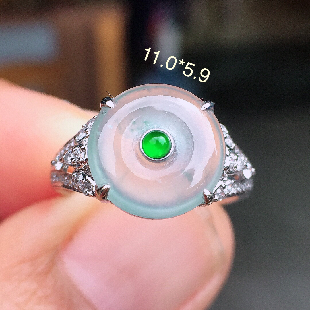 玻璃种平安扣戒指，玉质细腻，荧光感超
强，饱满圆润，尽显优雅气质，18k
金豪华镶嵌