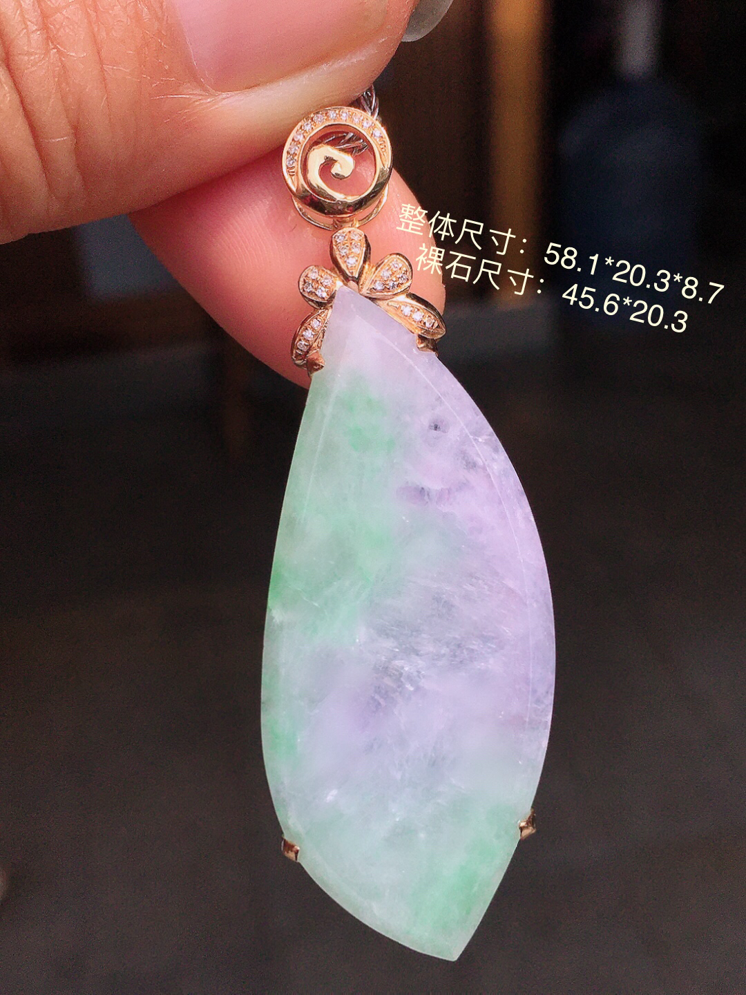 春彩随形吊坠，色泽艳丽，玉质细腻，荧光感超
强，饱满圆润，尽显优雅气质，18k
金豪华镶嵌