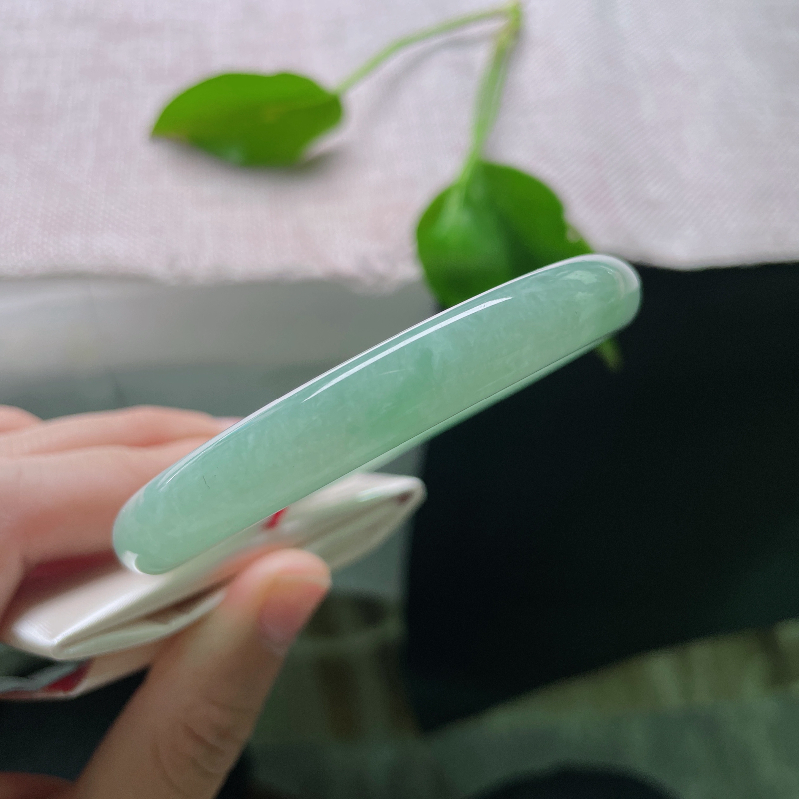 尺寸：58.9/9.8，绿底圆条，质地温润，细镯衬纤腕，绿意映佳人..