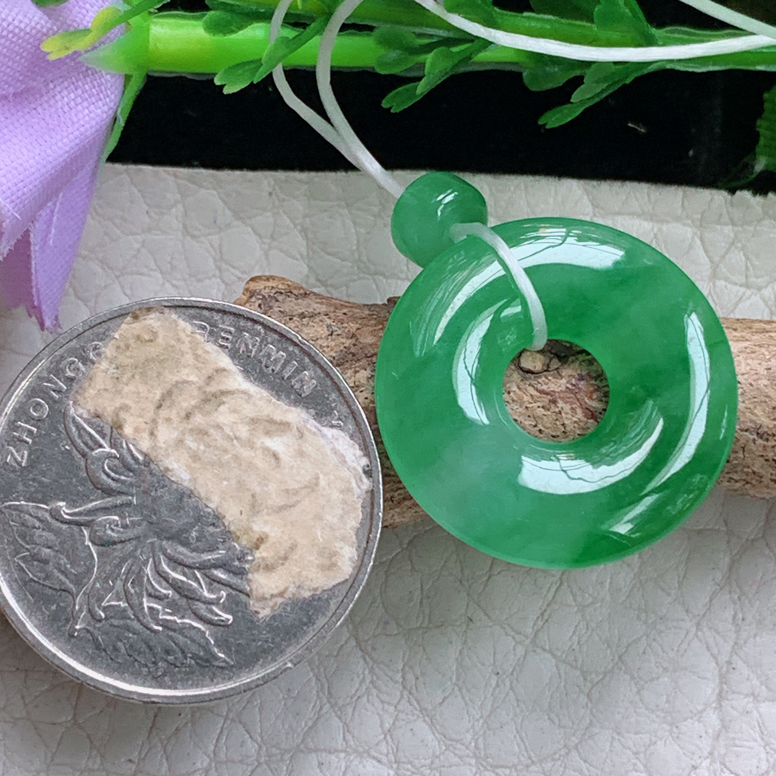 xo实拍22.3*3.7缅甸翡翠a货冰绿饱满甜甜圈 玉扣玉挂件 玉坠