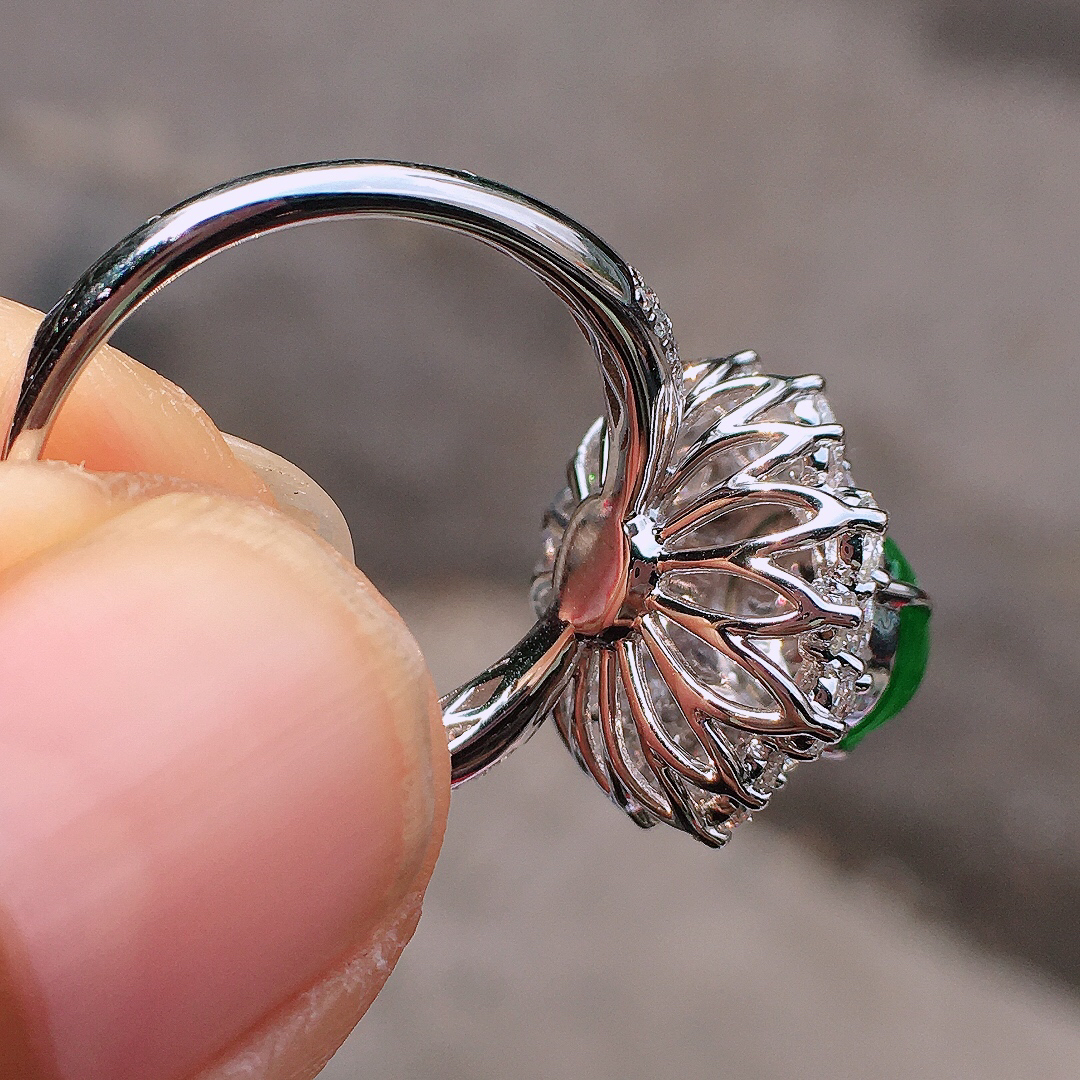 阳绿蛋面戒指，色泽均匀艳丽，玉质细腻，荧光感超
强，饱满圆润，尽显优雅气质，18k
金豪华镶嵌