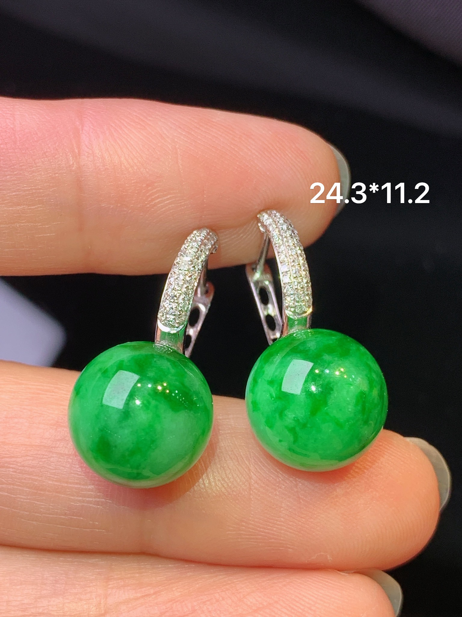 18k金钻镶嵌满绿圆珠耳坠玉质细腻 色泽艳丽清新 水润亮眼 整体尺寸24.3*11.2b1