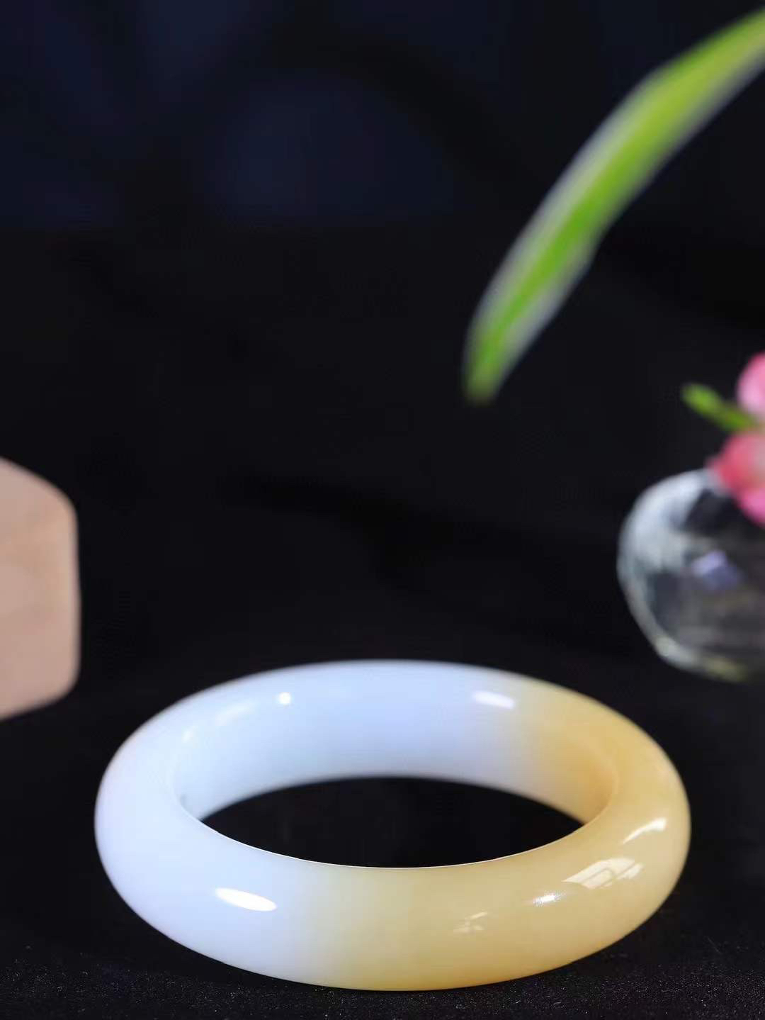 【腕间柔情.手镯】   

精品和田玉糖白玉手镯 玉质温润细腻 油性十足 古朴秀雅 轻抚岁月的栏杆软香温玉，腕间玉镯轻轻晃动，令人情动心间，撷一缕月末的芬芳，把心思铺陈，时光静美，惟有你最温柔。重84.3克   尺寸56.5-15.4-10.5mm  46302455A