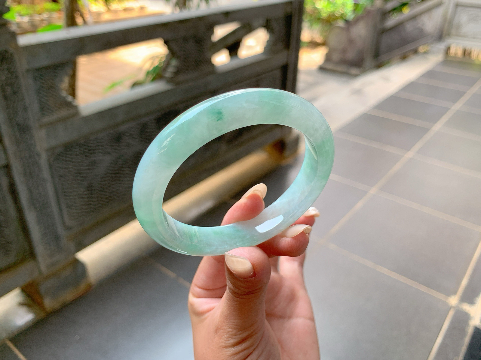 ｜58圈口
冰飘花翡翠手镯，飘绿花，花色散落于整圈，青翠，飘逸灵动，