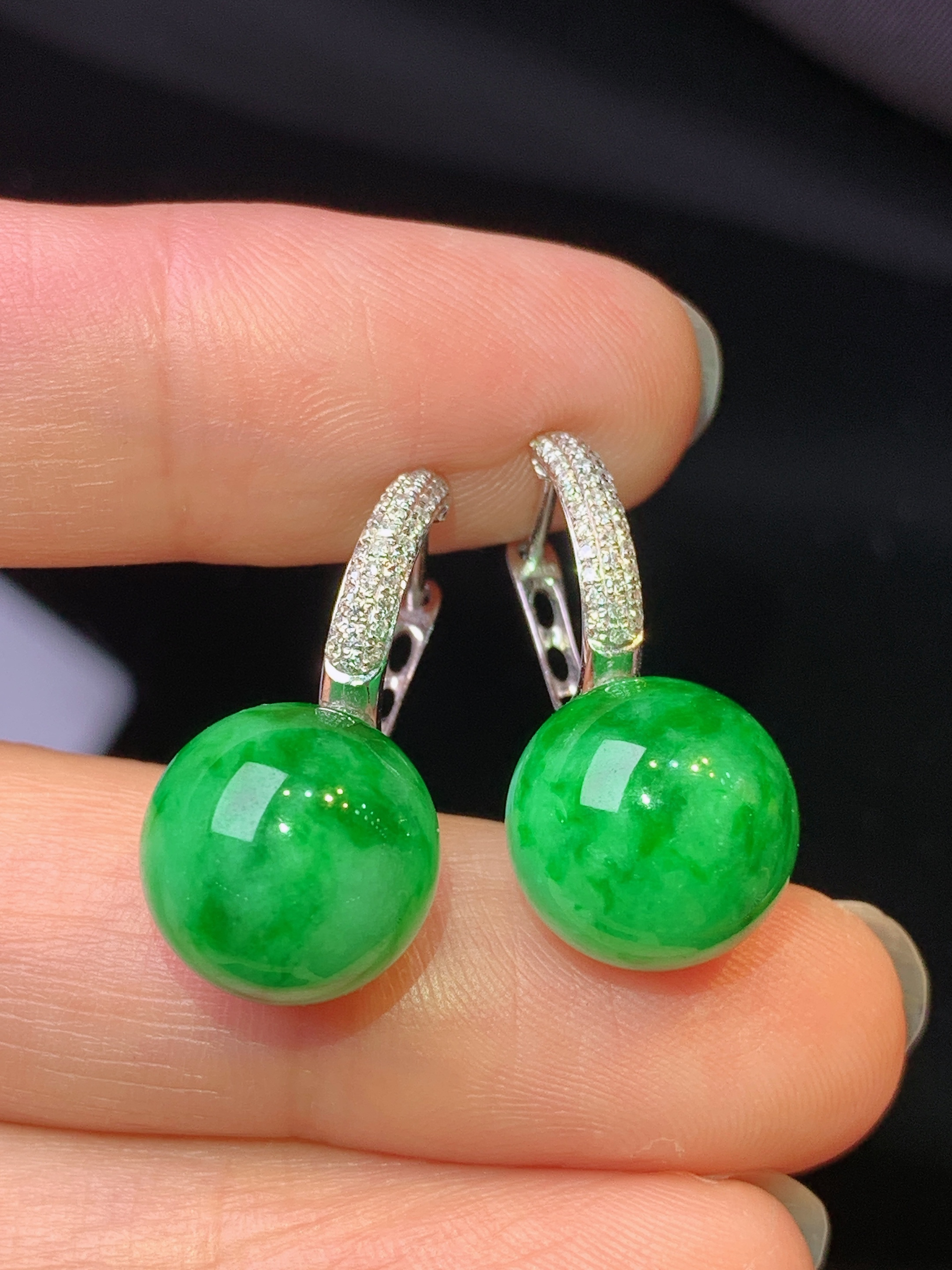 18k金钻镶嵌满绿圆珠耳坠玉质细腻 色泽艳丽清新 水润亮眼 整体尺寸24.3*11.2b1