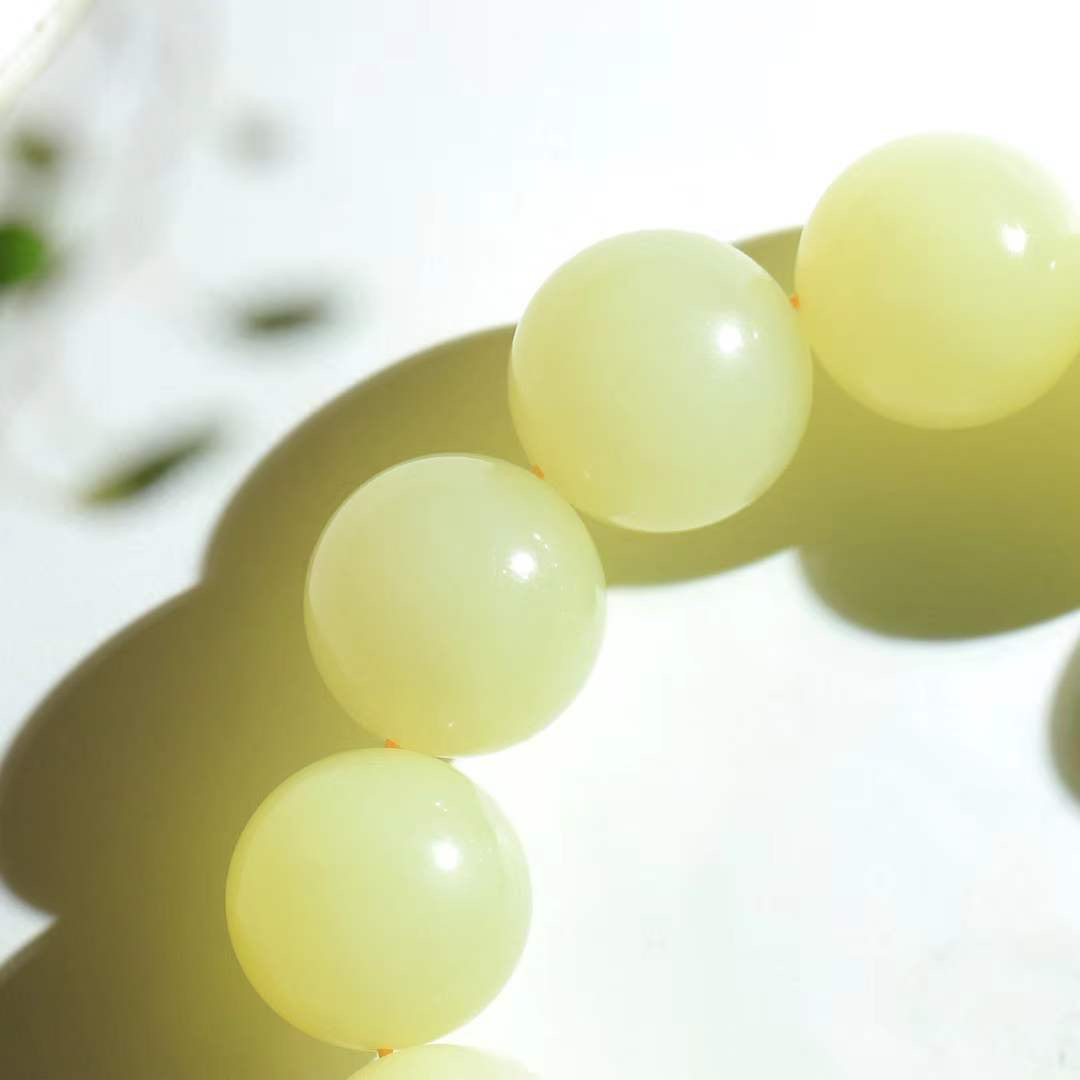 （冬日暖阳.手串）

收藏级臻品和田玉黄口料手串 质地油润，大气雅致，清风明月潺潺，浮浮洗尽铅