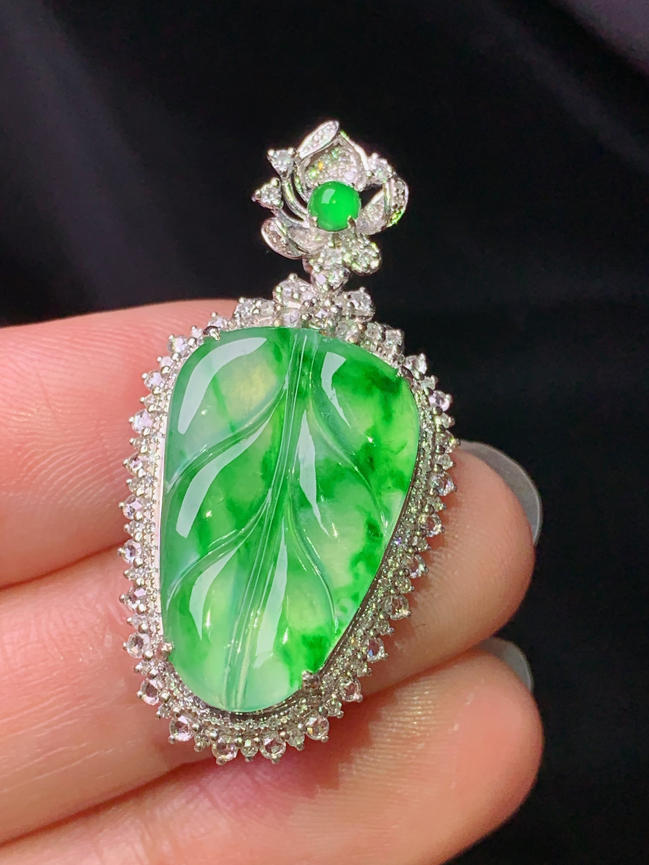 18k金钻镶嵌翠绿树叶吊坠 玉质细腻 色泽艳丽清新 水润亮眼 整体尺寸36.3*18.6*7.5c2