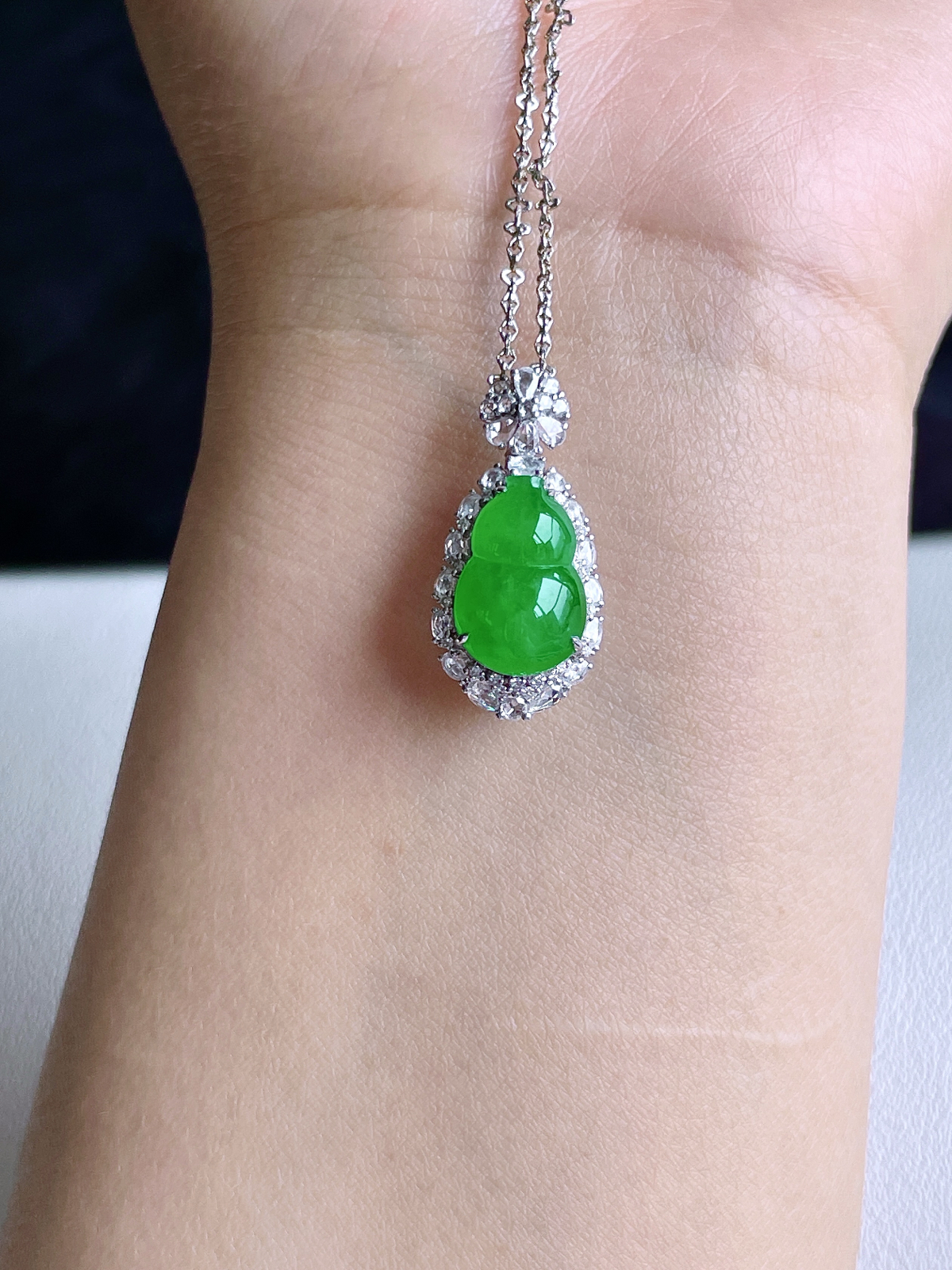 【镶嵌】高冰黄翡树叶黄翡叶子吊坠  
【说明】缅料 18k金镶嵌 性价比高  
【整体】42.2-