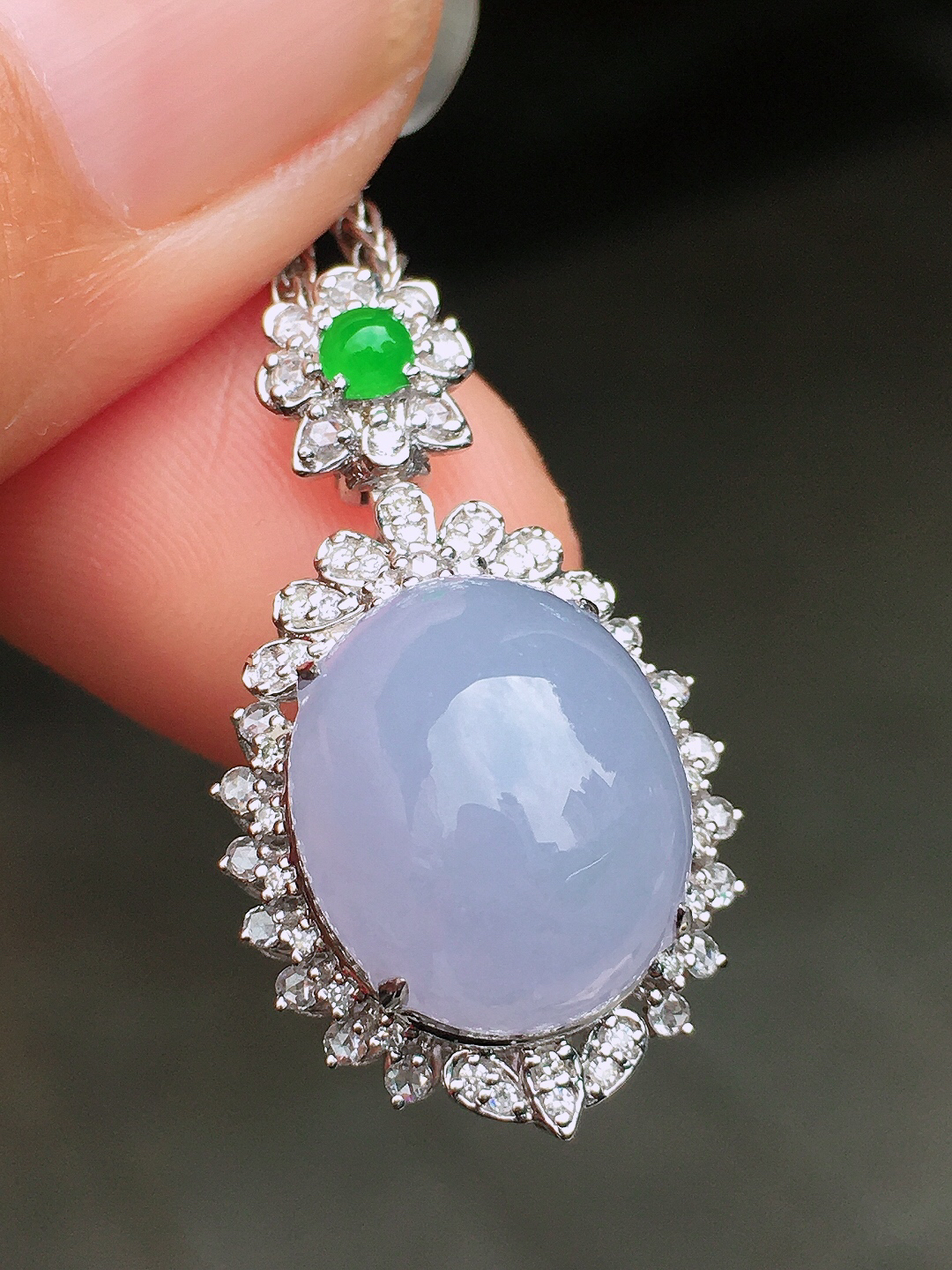 紫罗兰蛋面吊坠，色泽均匀艳丽，玉质细腻，荧光感超
强，饱满圆润，尽显优雅气质，18k
金豪华镶嵌