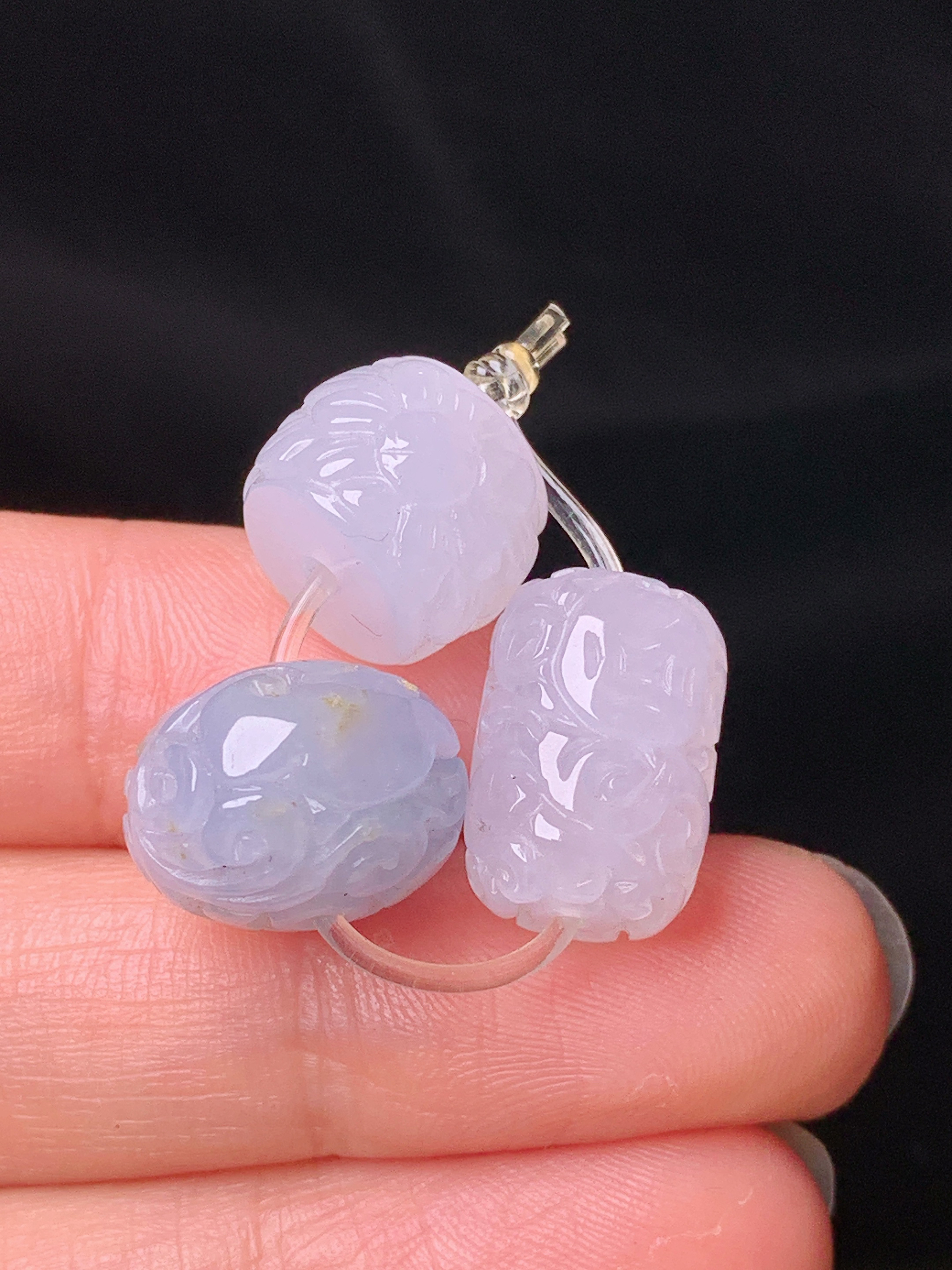 雕花路路通吊坠 玉质细腻 色泽艳丽清新 水润亮眼 整体尺寸10*14*2x