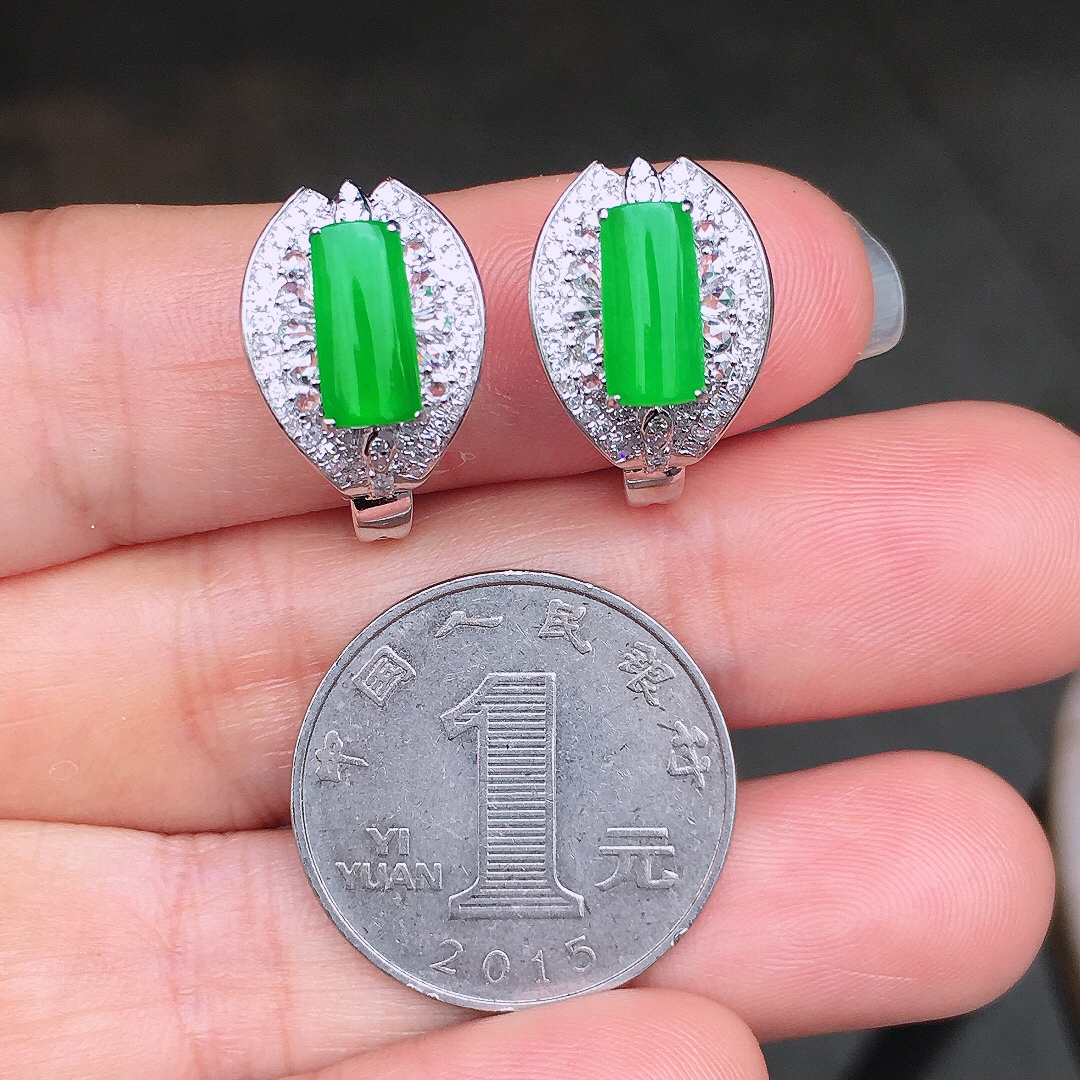 阳绿马鞍耳钉，色泽均匀艳丽，玉质细腻，荧光感超
强，饱满圆润，尽显优雅气质，18k
金豪华镶嵌