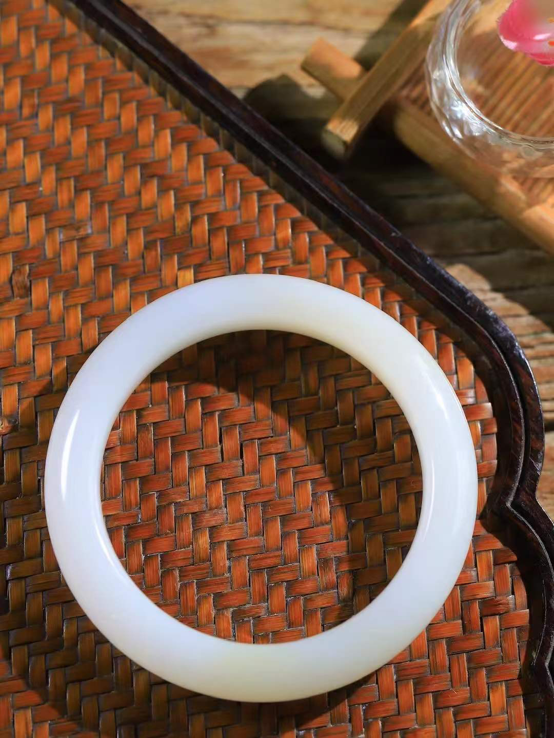 【婉约佳人.手镯】

精品和田玉双色手镯 玉质温润细腻 油性十足 手感舒适，高华雅逸，线条流畅，简约大气，美自天成，素雅高贵。佩戴于腕间，婉约之美，举手投足间透出那份低调奢华。重61.2克 内径55.5mm  尺寸12.8-9.7mm   FDL-11302433