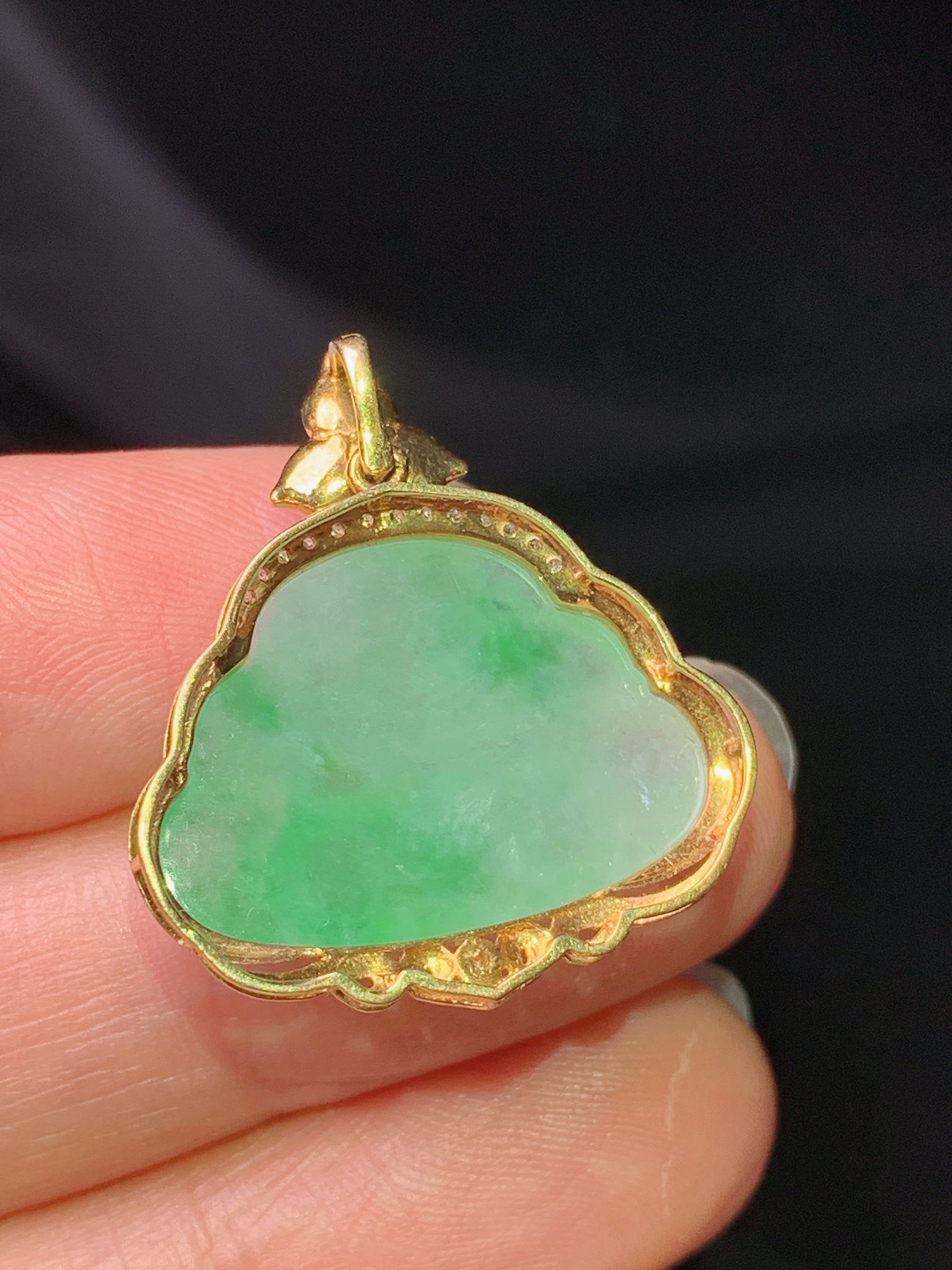 18k金钻镶嵌飘绿佛公吊坠 玉质细腻 色泽艳丽清新 水润亮眼 整体尺寸26*23.2*7.3m1