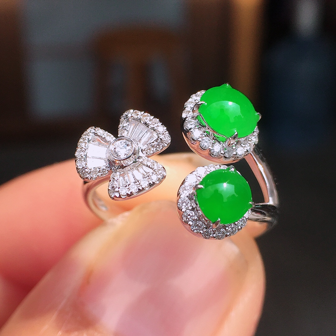 阳绿二合一戒指，色泽均匀艳丽，玉质细腻，荧光感超
强，饱满圆润，尽显优雅气质，18k
金豪华镶嵌