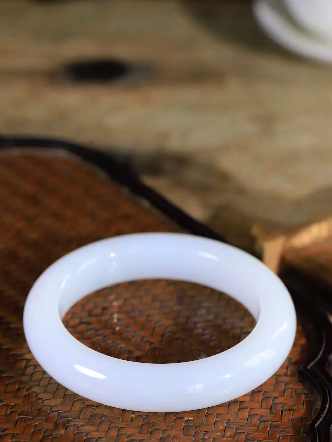 【柔情素语·手镯】

精品和田玉白玉手镯，玉质细腻温润，手感舒适，️线条流畅，简约大气，美自天成，佩戴于腕间，婉约之美，举手投足间透出那份低调奢华，醉人心扉。重91.5克 内径圈口60.5mm  尺寸14.5-11.2mm   FDA-55352403