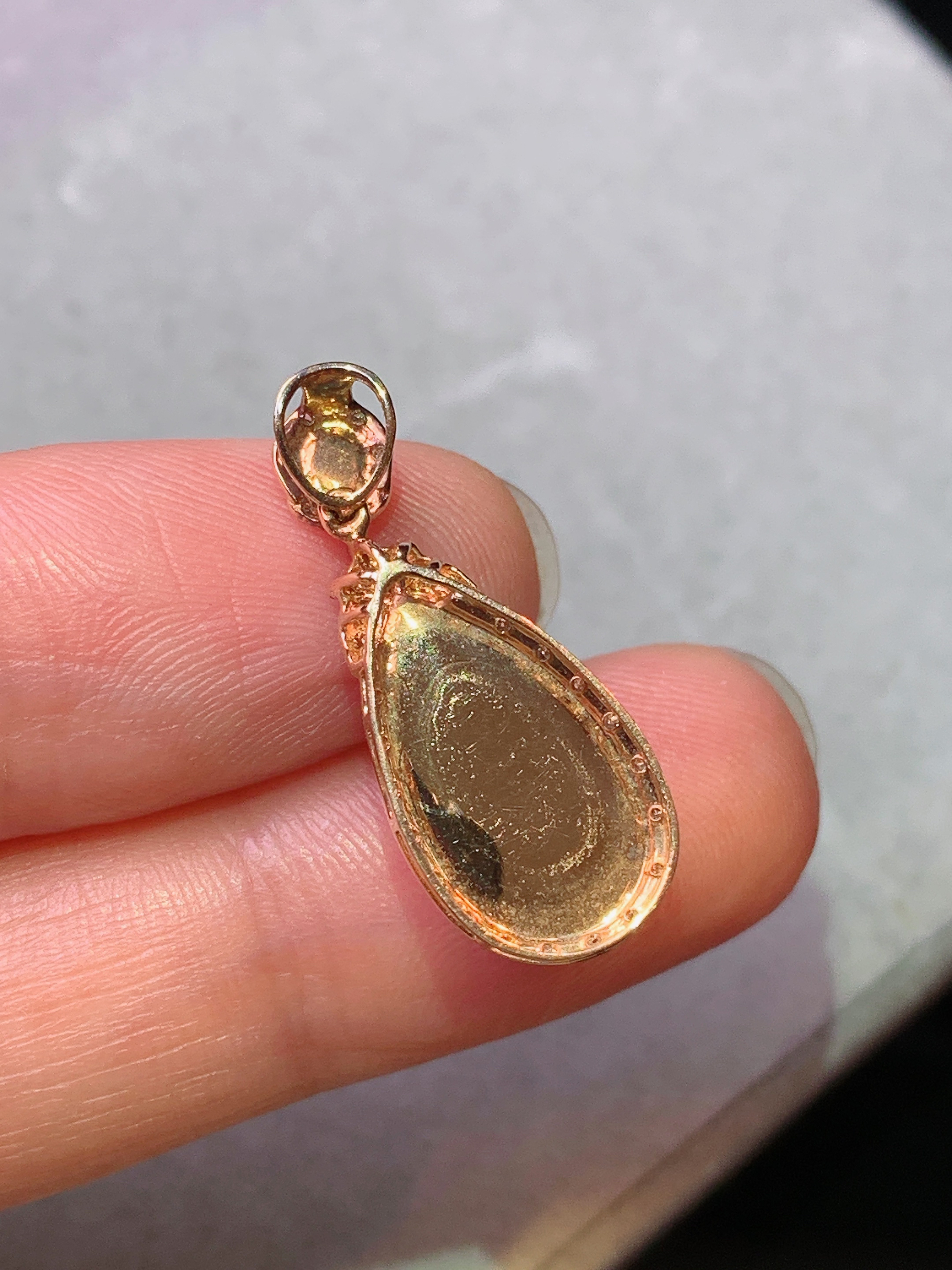 18k金钻镶嵌粉紫罗兰水滴吊坠 玉质细腻 色泽艳丽清新 水润亮眼 整体尺寸24*9.8*7.7z1