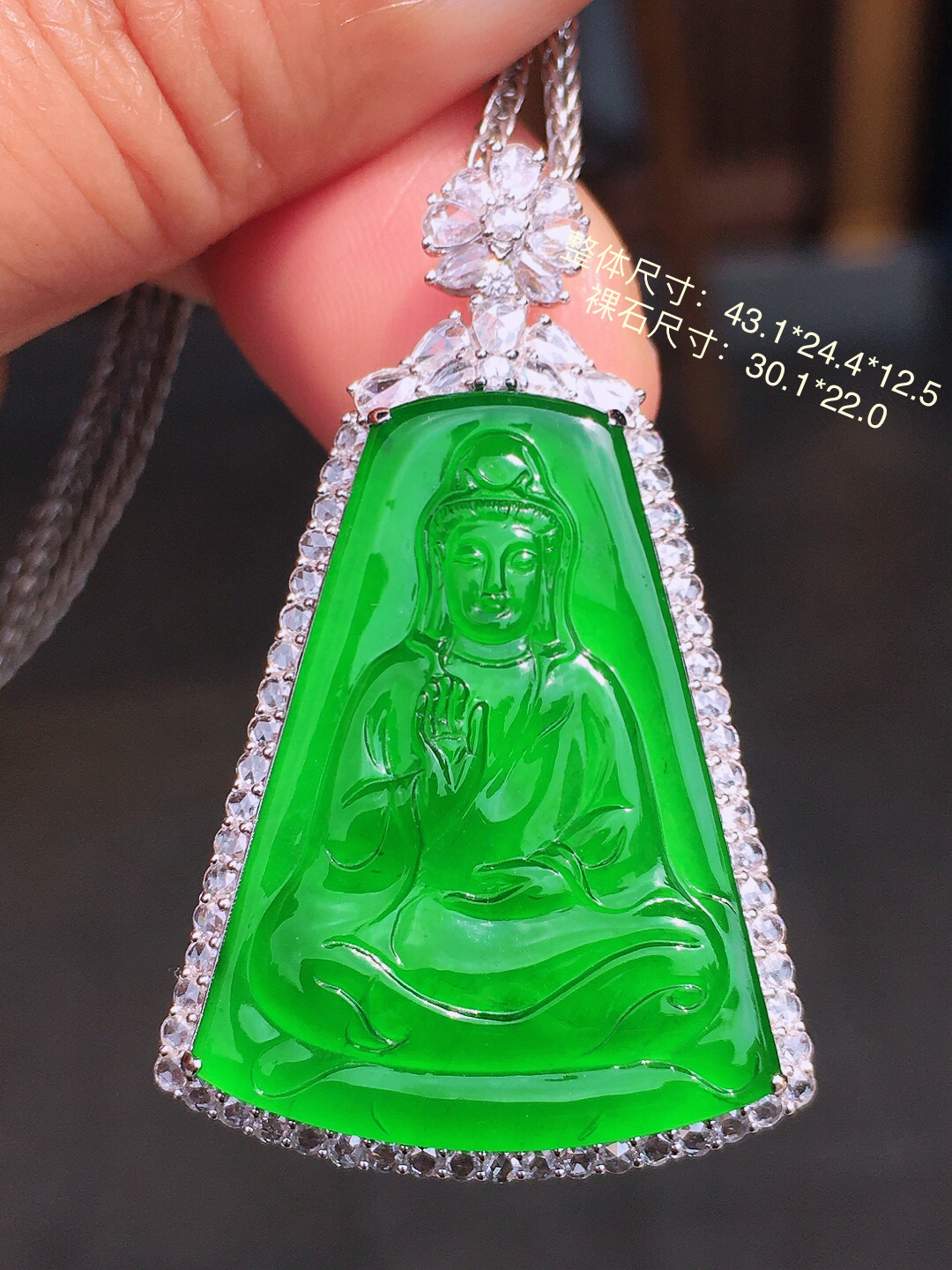 阳绿观音吊坠，色泽均匀艳丽，玉质细腻，荧光感超
强，饱满圆润，尽显优雅气质，18k
金豪华镶嵌