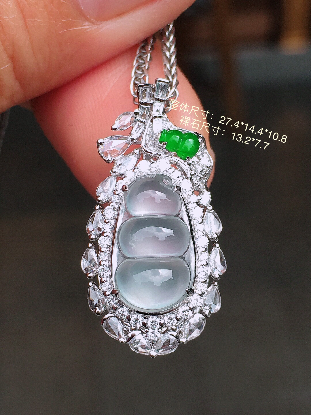 玻璃种福豆吊坠，玉质细腻，荧光感超
强，饱满圆润，尽显优雅气质，18k
金豪华镶嵌