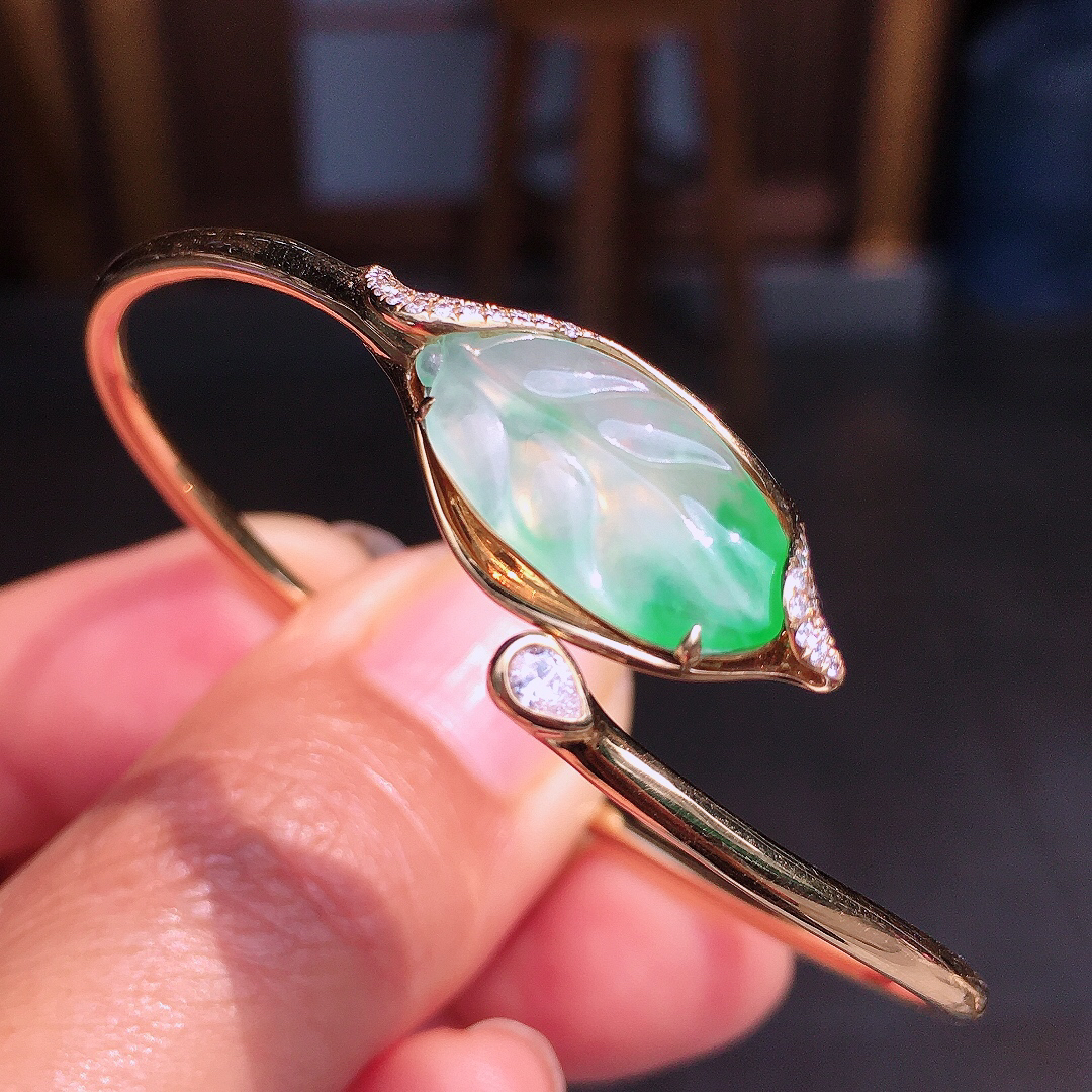 飘绿玉叶手环，色泽艳丽，玉质细腻，荧光感超
强，饱满圆润，尽显优雅气质，18k
金豪华镶嵌