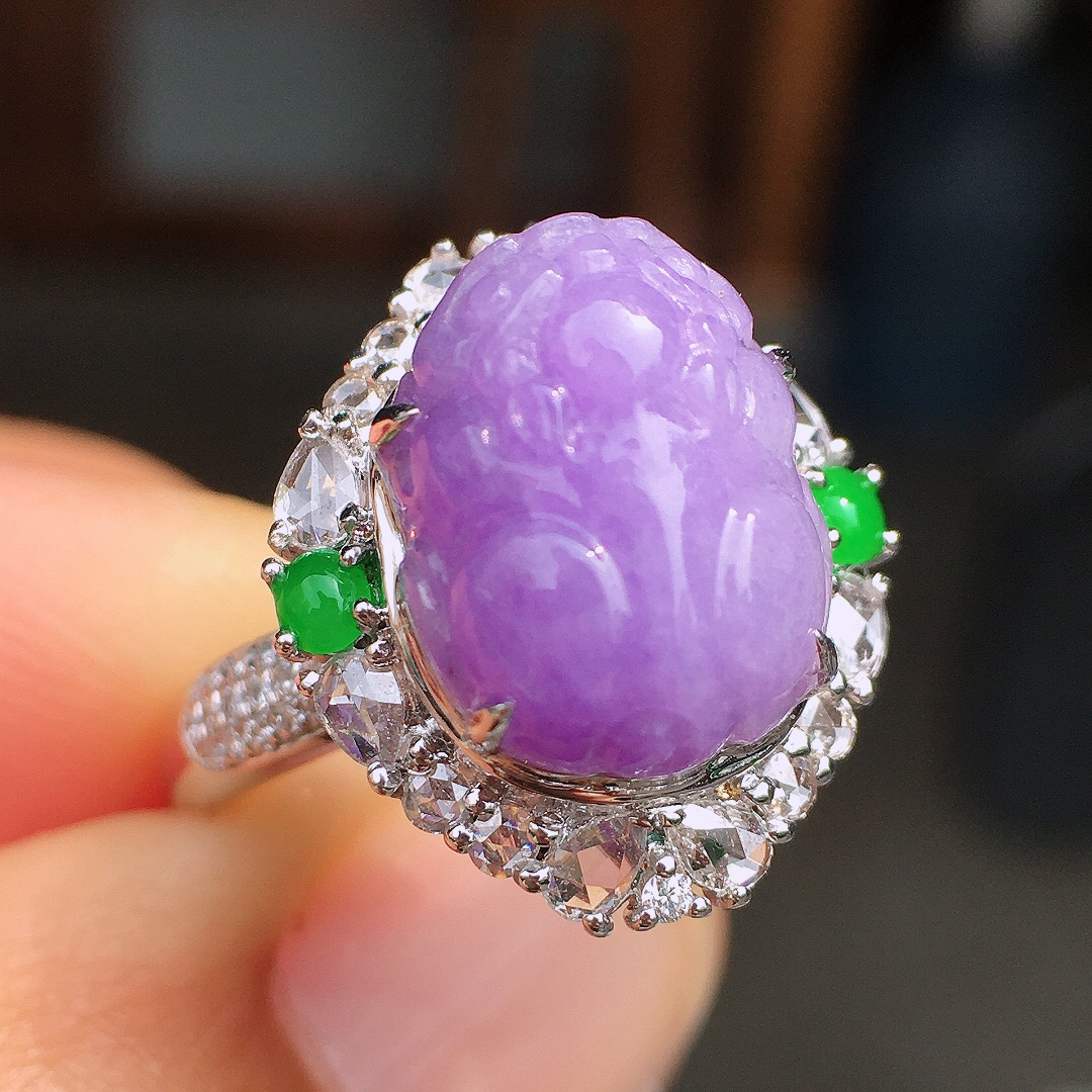 紫罗兰貔貅戒指，色泽均匀艳丽，玉质细腻，荧光感超
强，饱满圆润，尽显优雅气质，18k
金豪华镶嵌