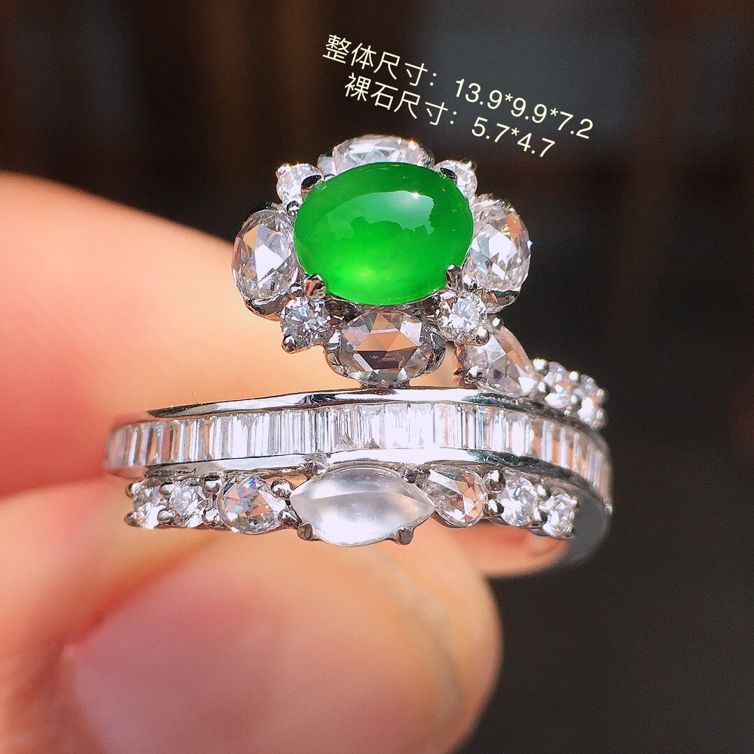 阳绿蛋面戒指，色泽均匀艳丽，玉质细腻，荧光感超
强，饱满圆润，尽显优雅气质，18k
金豪华镶嵌