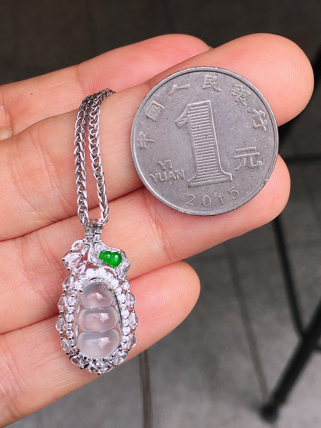 玻璃种福豆吊坠，玉质细腻，荧光感超
强，饱满圆润，尽显优雅气质，18k
金豪华镶嵌