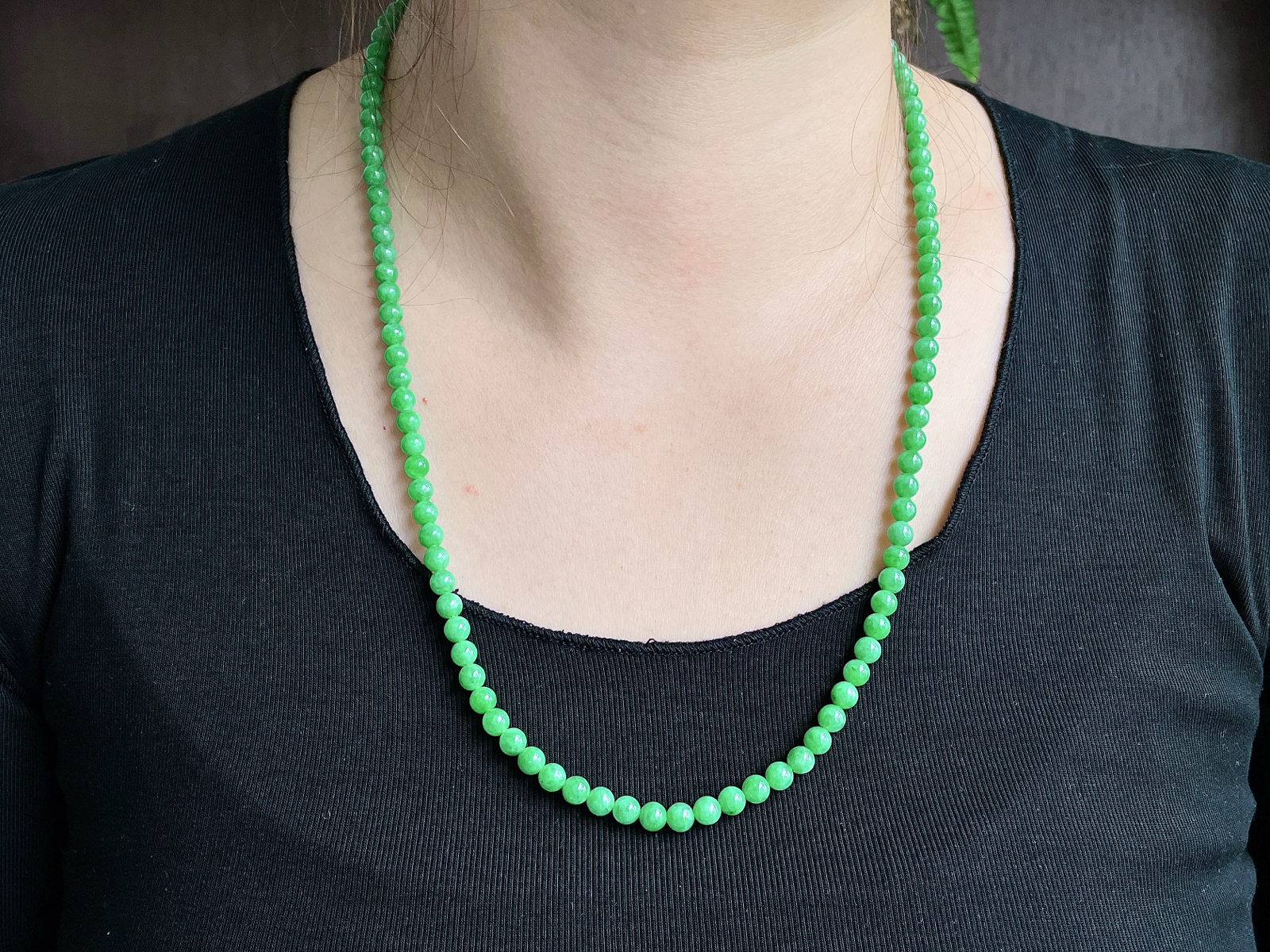 【珠子】冰阳绿珠链圆珠珠子珠链
【说明】缅料 性价比高  
【尺寸】5.3mm，29cm
【重量】31.8克