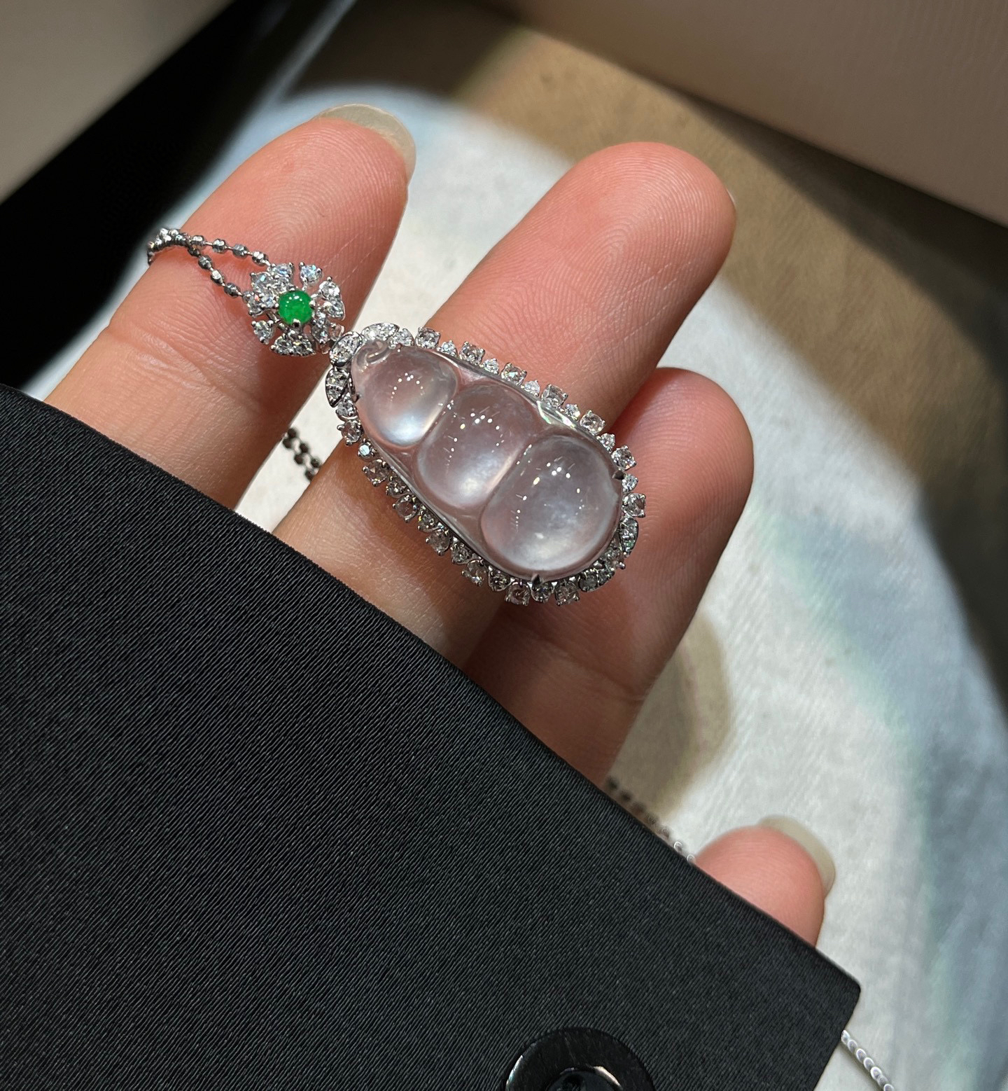 高冰福豆｜连中三元，冰润到发光
-

冰种通透起光，胶感满满，干净无杂
18k金镶嵌