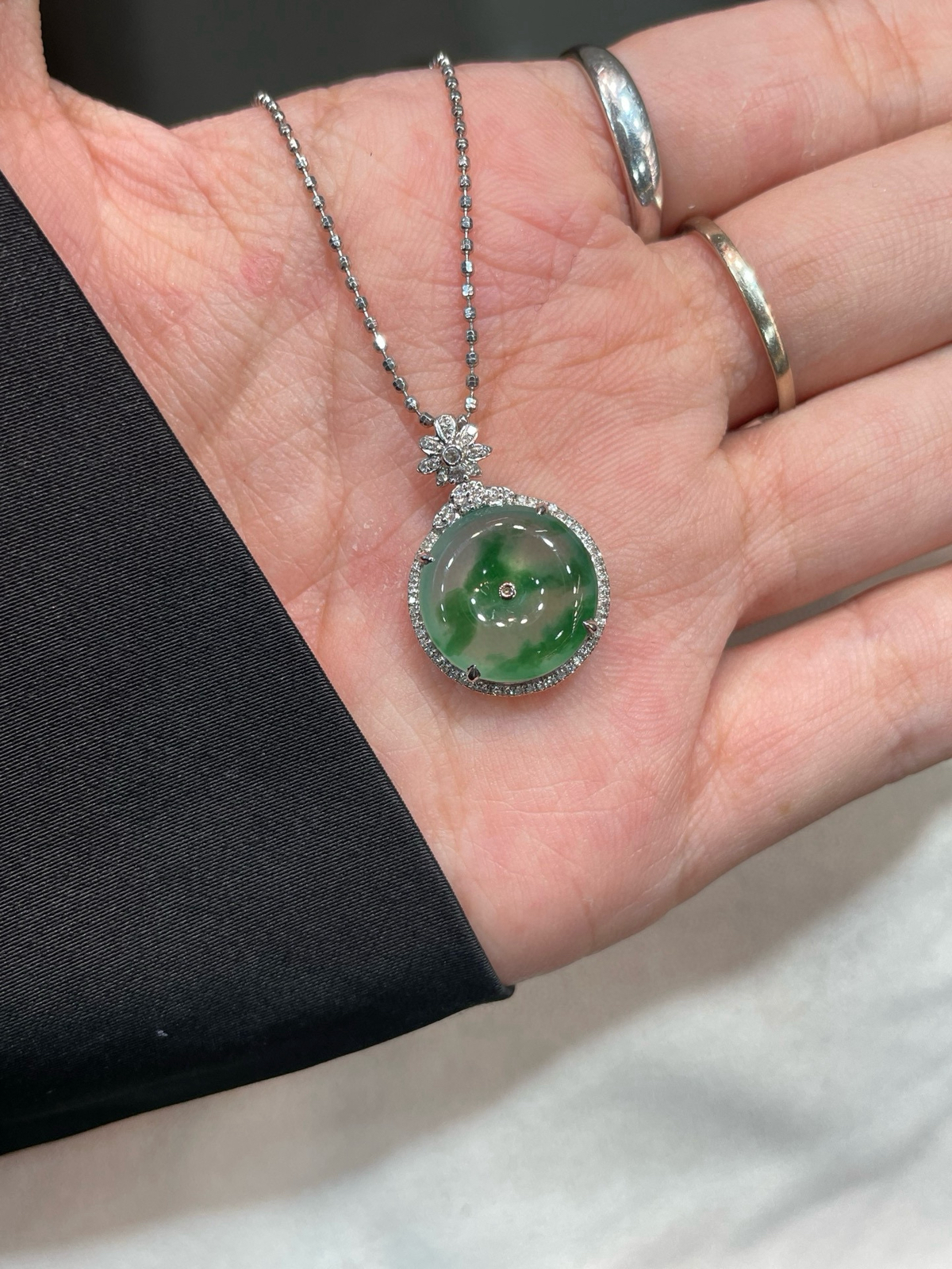 冰晴 飘绿花 平安扣吊坠

18k金配钻镶嵌