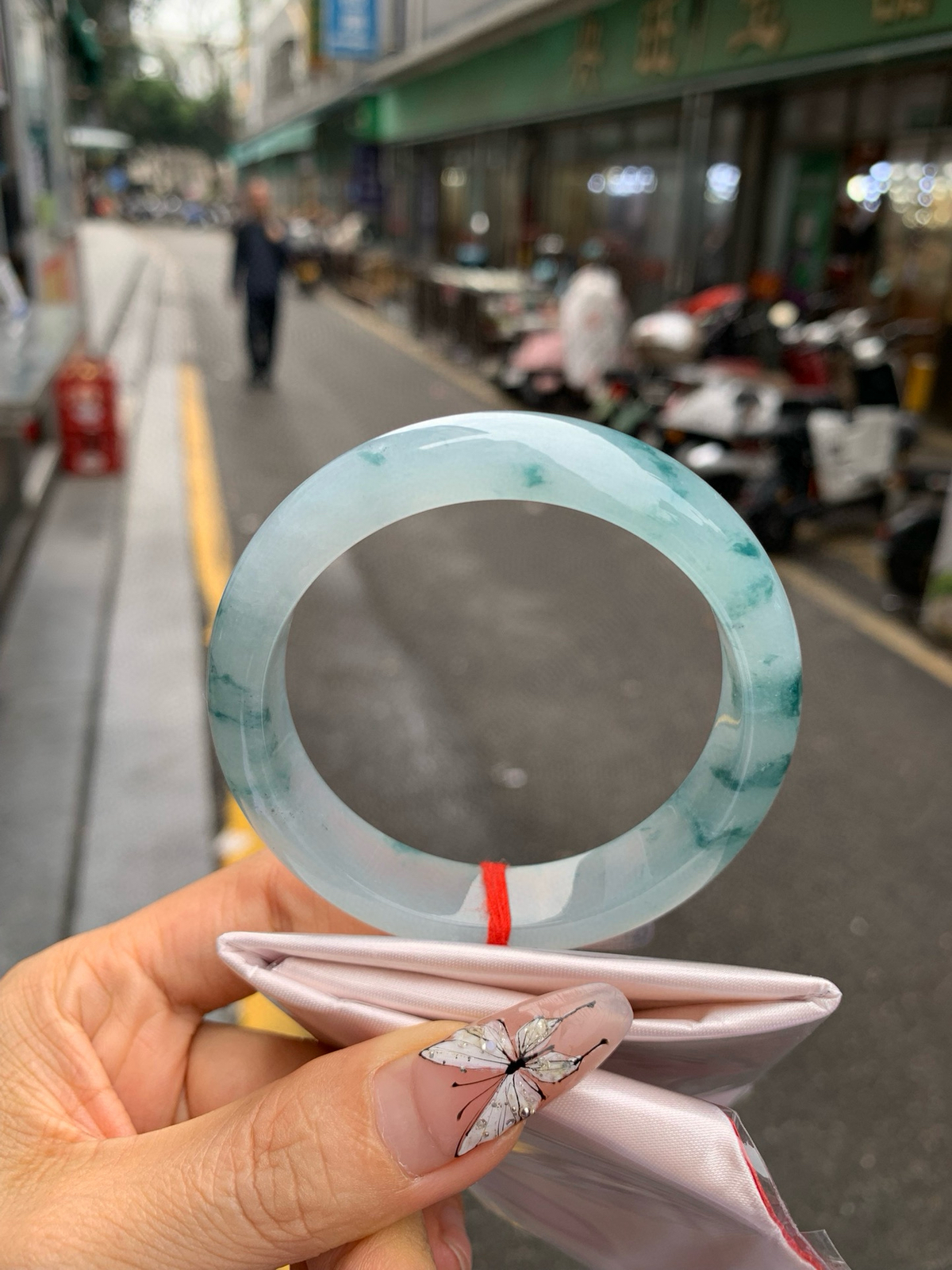 冰飘花正圈
尺寸：56-8-13
完美，底妆冰润，冰底中开出了朵朵蓝花，飘花灵动飘逸，勾勒出一幅唯美