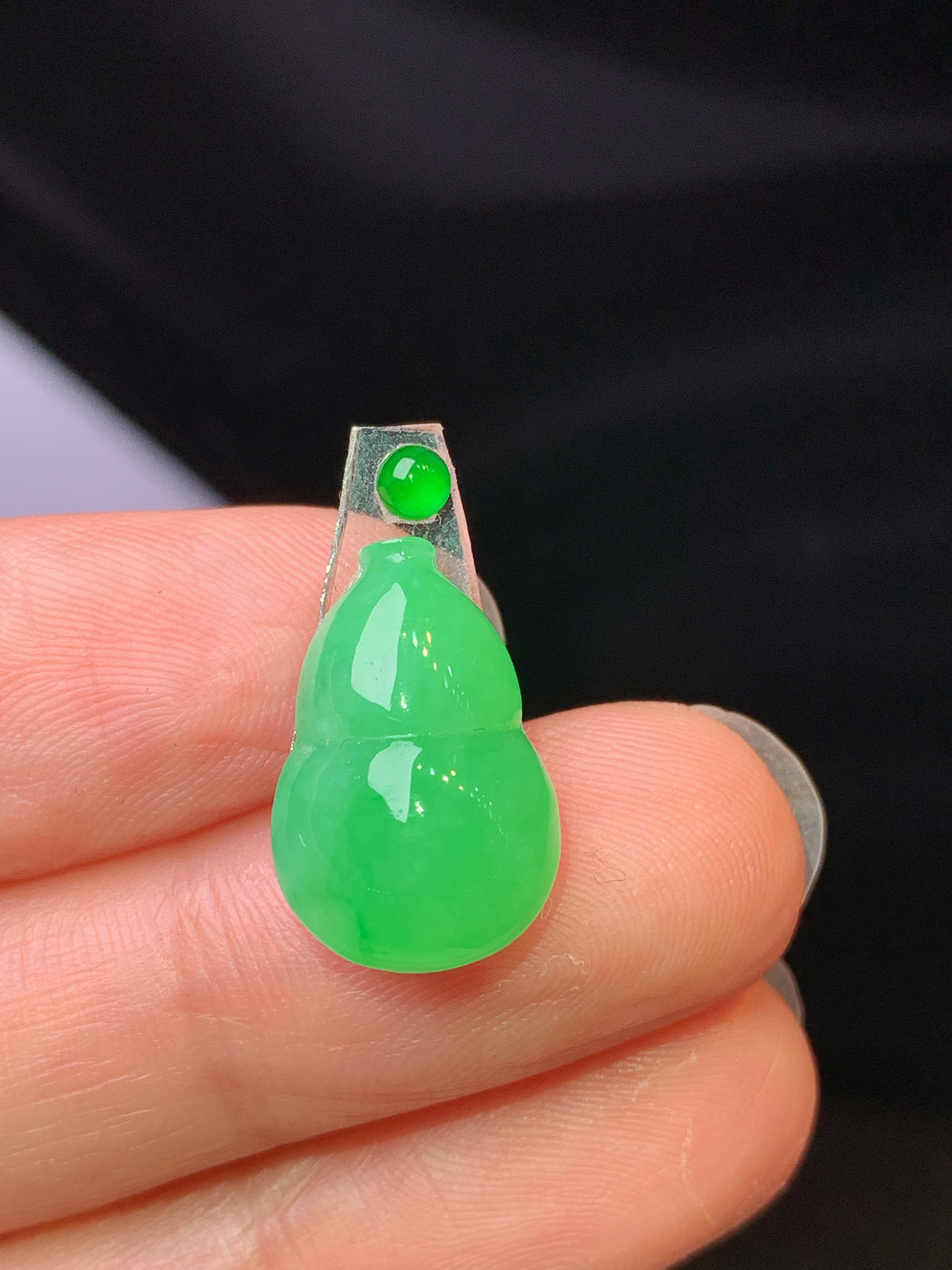 镶嵌款 翠绿葫芦吊坠 玉质细腻 色泽艳丽清新 水润亮眼 整体尺寸16.3*10.8*4.8*2x