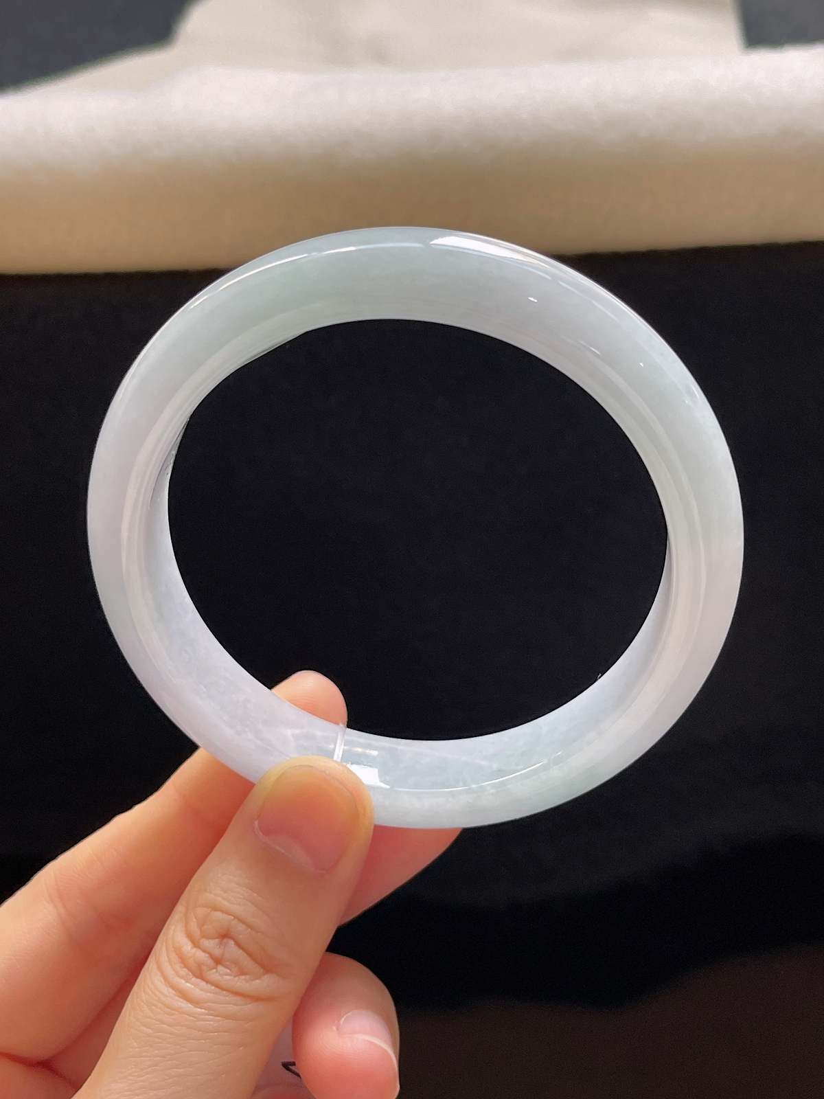 正圈58圈口，翡翠糯化种淡绿色手镯