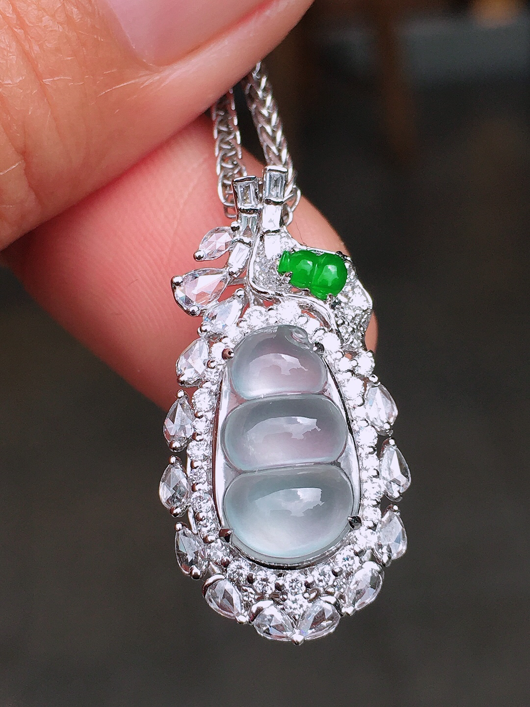 玻璃种福豆吊坠，玉质细腻，荧光感超
强，饱满圆润，尽显优雅气质，18k
金豪华镶嵌