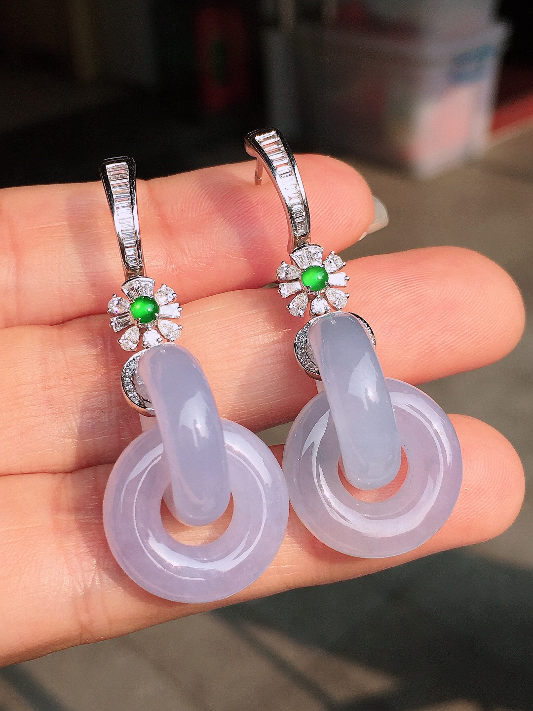 紫罗兰【环环相扣】耳坠，色泽均匀艳丽，玉质细腻，荧光感超
强，饱满圆润，尽显优雅气质，18k
金豪华镶嵌