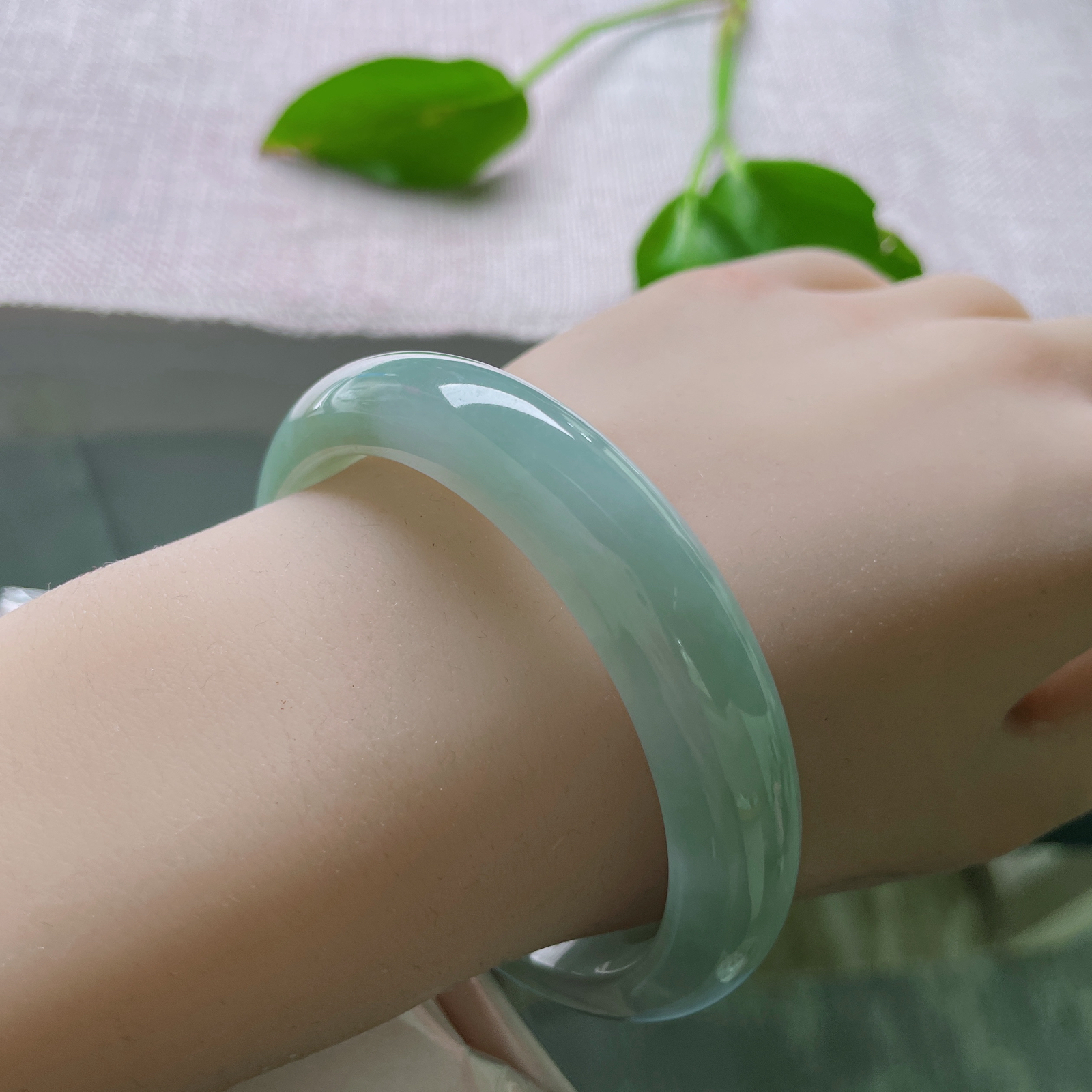 尺寸：57/12.8/7.7，蓝底正圈，水头好，质地莹润细腻，干净，古典婉约..