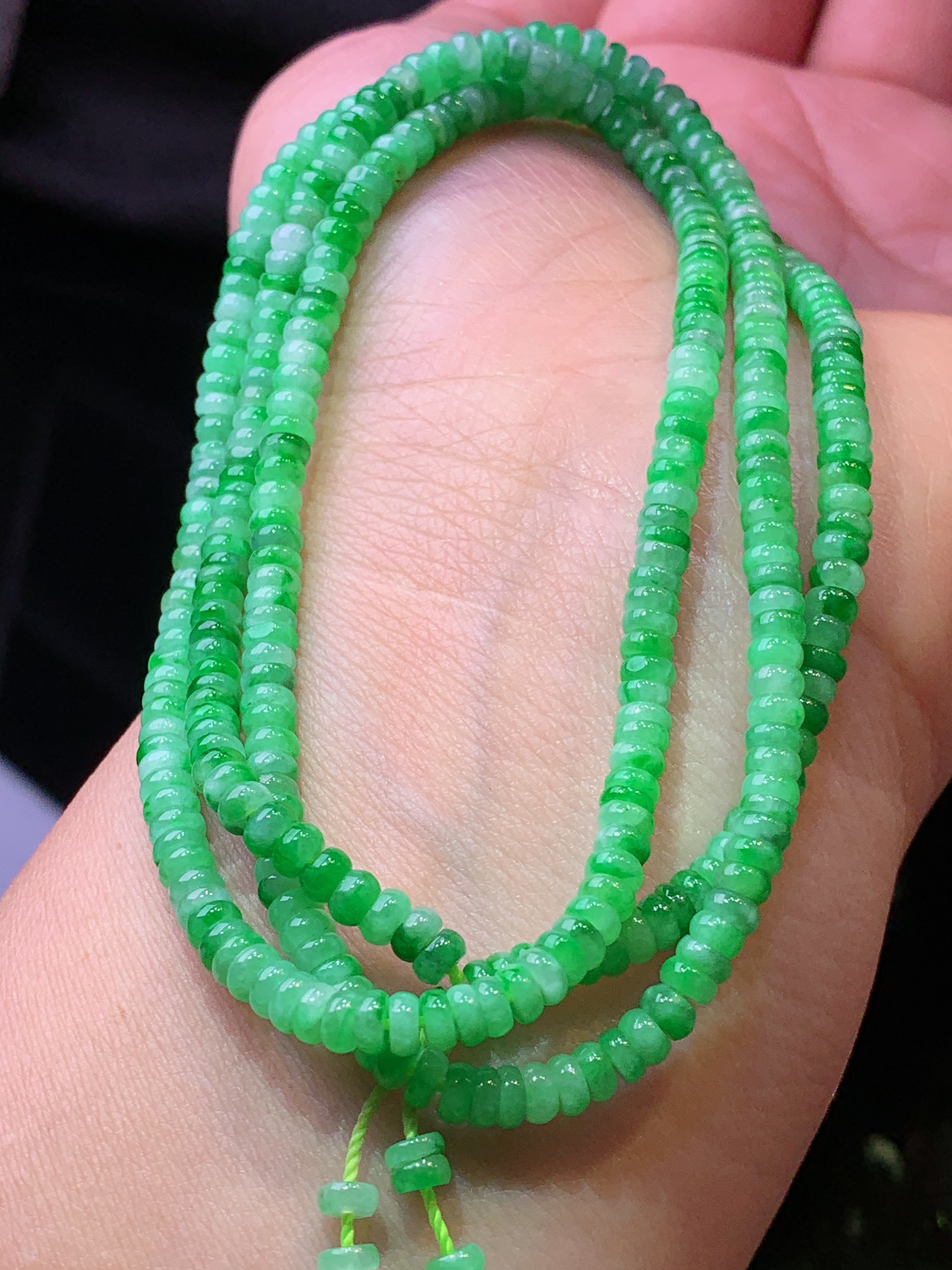 翠绿算盘珠项链 玉质细腻 色泽艳丽清新 水润亮眼 整体尺寸3.6*2*2x