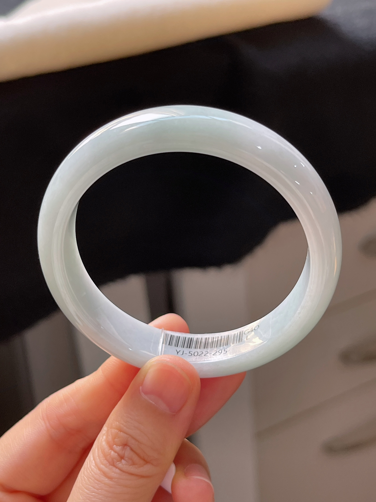 正圈52.4圈口，翡翠糯化种淡绿色手镯