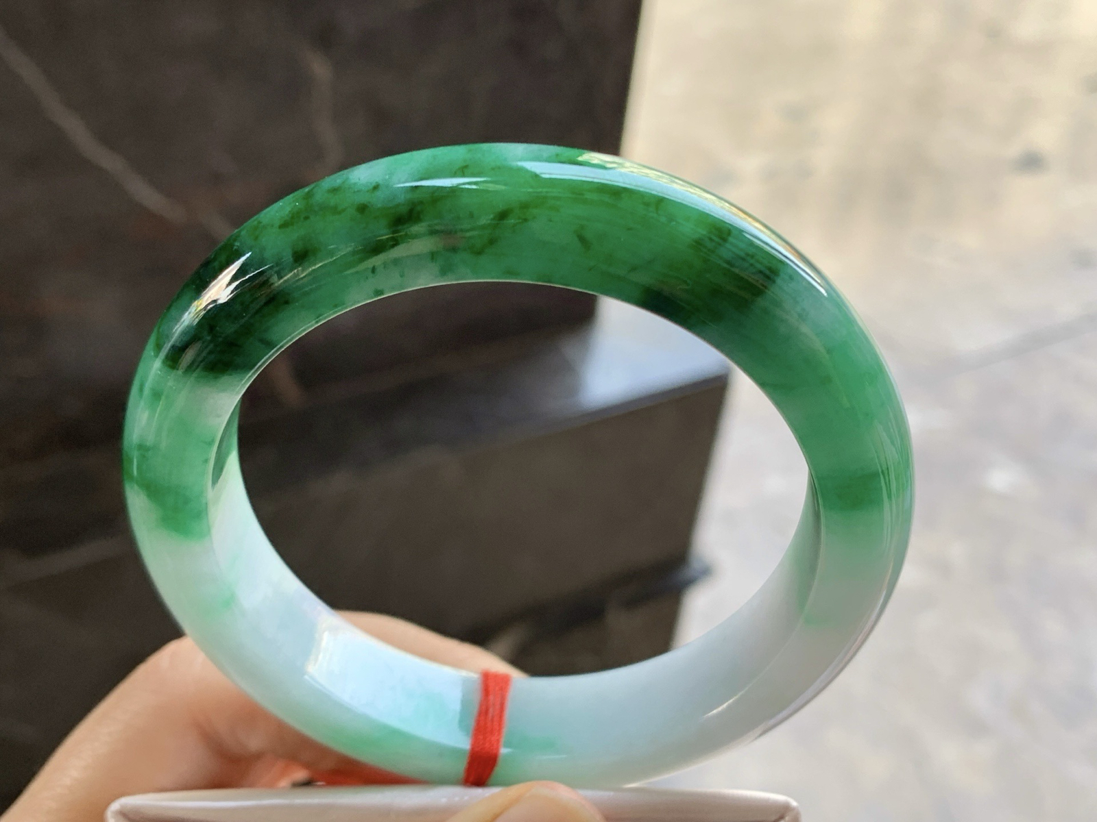 60-13.4-9.7

浓绿色手镯^_^鲜艳 玉质温润