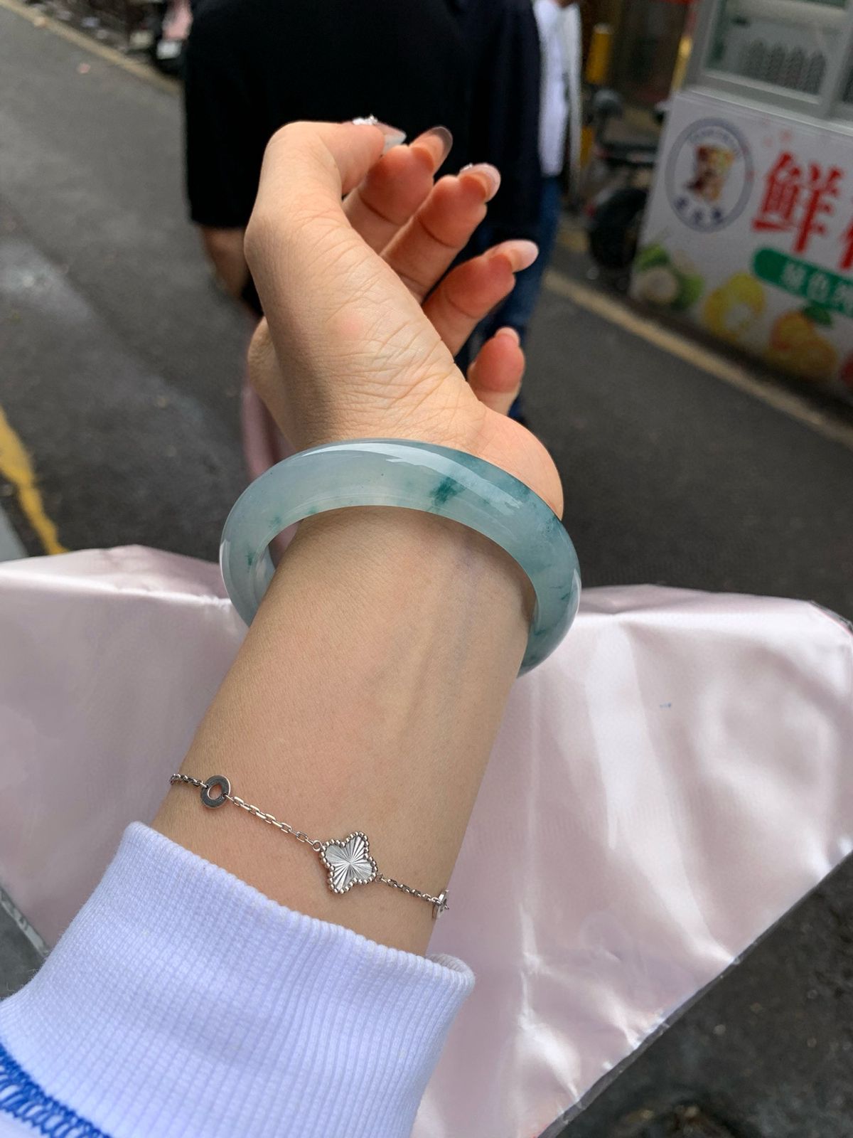 冰飘花正圈
尺寸：56-8-13
完美，底妆冰润，冰底中开出了朵朵蓝花，飘花灵动飘逸，勾勒出一幅唯美诗意的山水意境画，古典优雅又秀气。