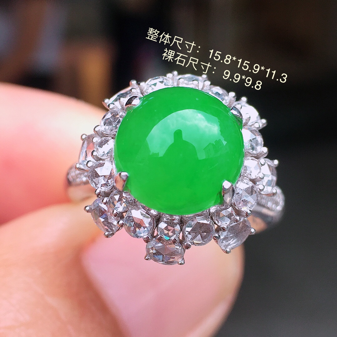 阳绿蛋面戒指，色泽均匀艳丽，玉质细腻，荧光感超
强，饱满圆润，尽显优雅气质，18k
金豪华镶嵌