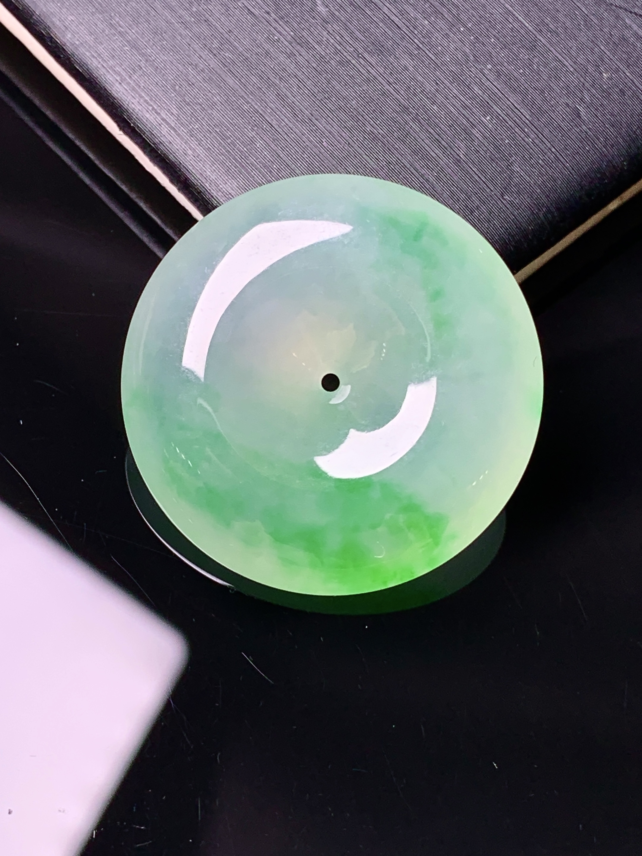 飘绿平安扣吊坠 玉质细腻 色泽艳丽清新 水润亮眼 整体尺寸26.2*6.5d3