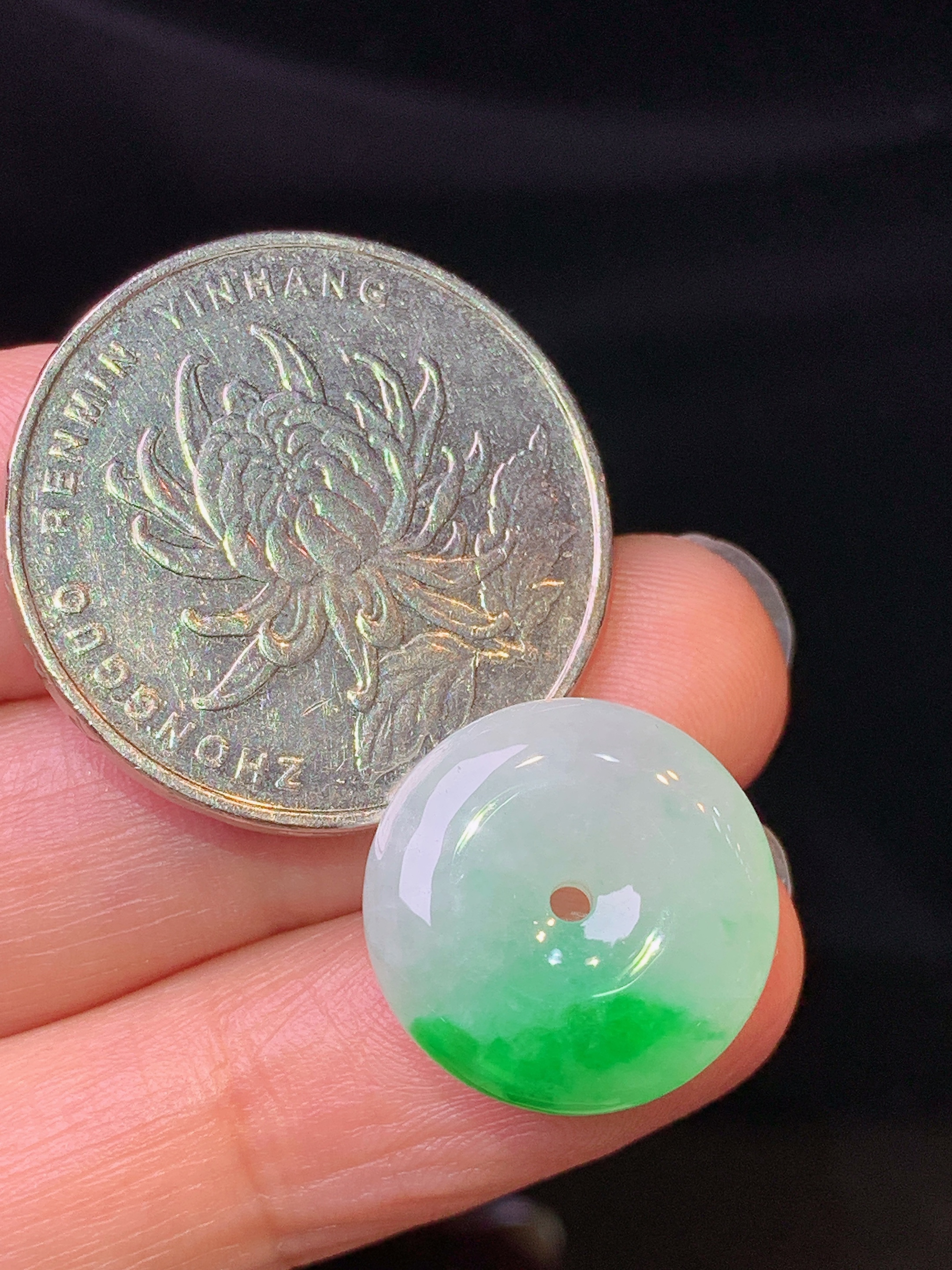 飘绿平安扣吊坠 玉质细腻 色泽艳丽清新 水润亮眼 整体尺寸16*5.2z1