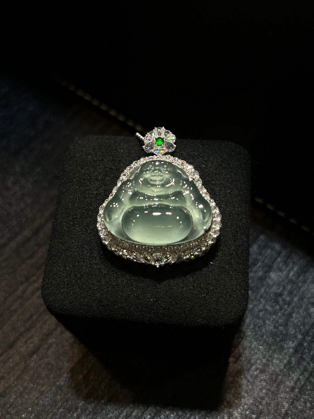 高冰晴绿水，清润如泉
一抹淡绿，自带温柔仙气，佛公笑意盈盈，静心又纳福，戴在颈间，清雅耐看，越戴越有韵味
-18k金镶嵌