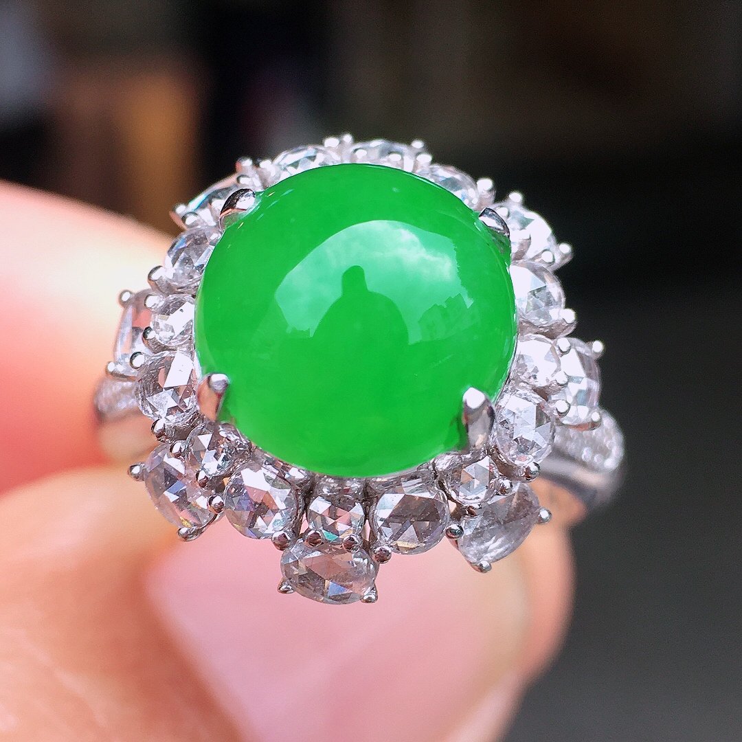 阳绿蛋面戒指，色泽均匀艳丽，玉质细腻，荧光感超
强，饱满圆润，尽显优雅气质，18k
金豪华镶嵌