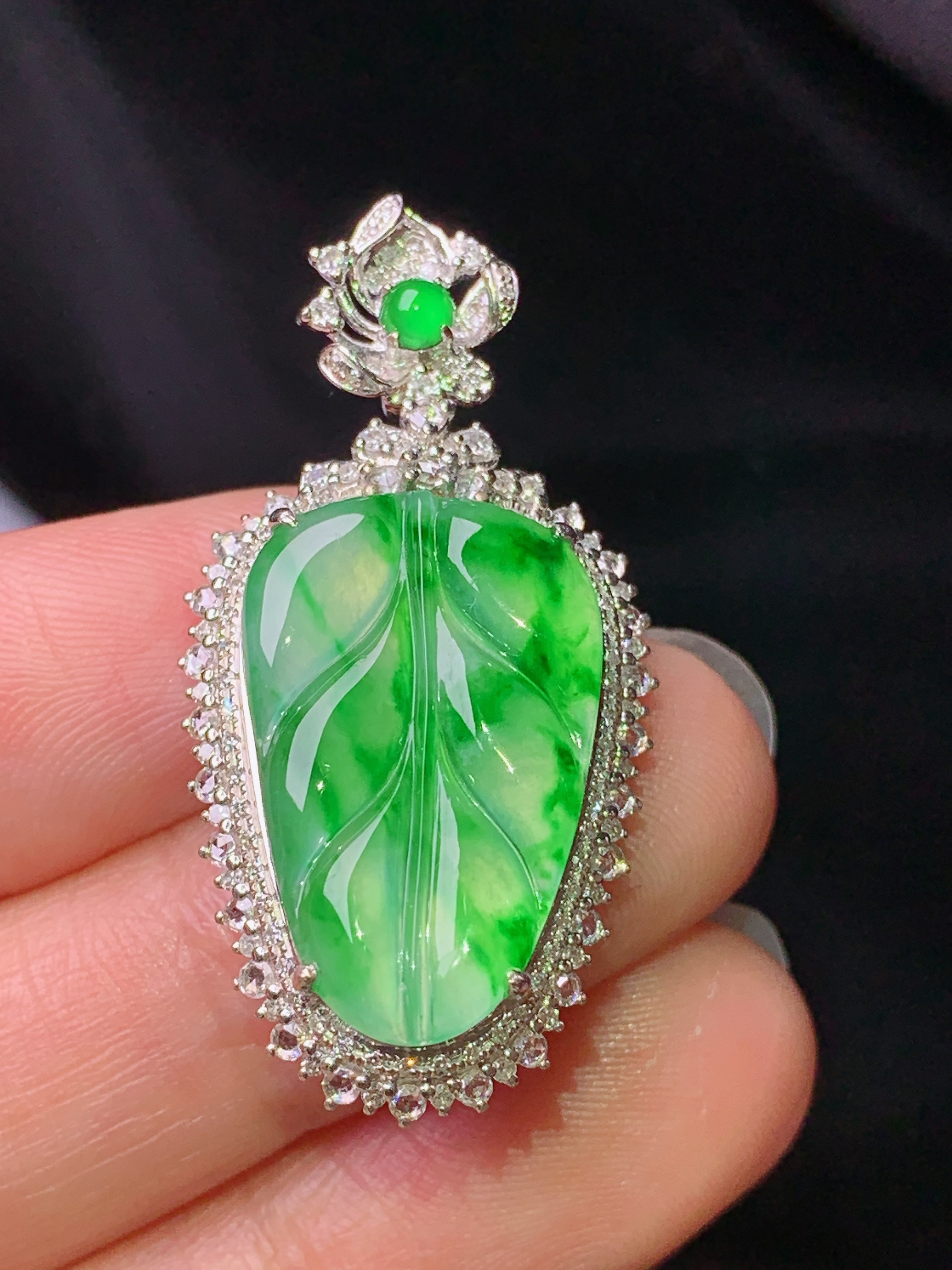 18k金钻镶嵌翠绿树叶吊坠 玉质细腻 色泽艳丽清新 水润亮眼 整体尺寸36.3*18.6*7.5c2